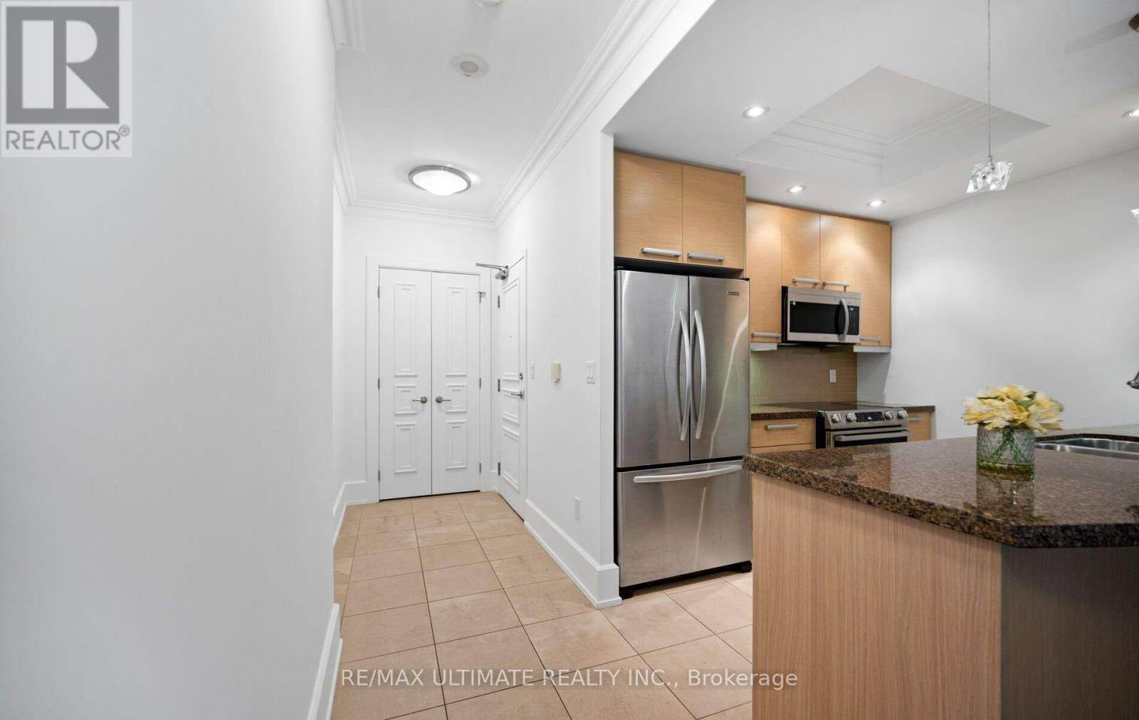 303c - 662 Sheppard Avenue Property Photo 10