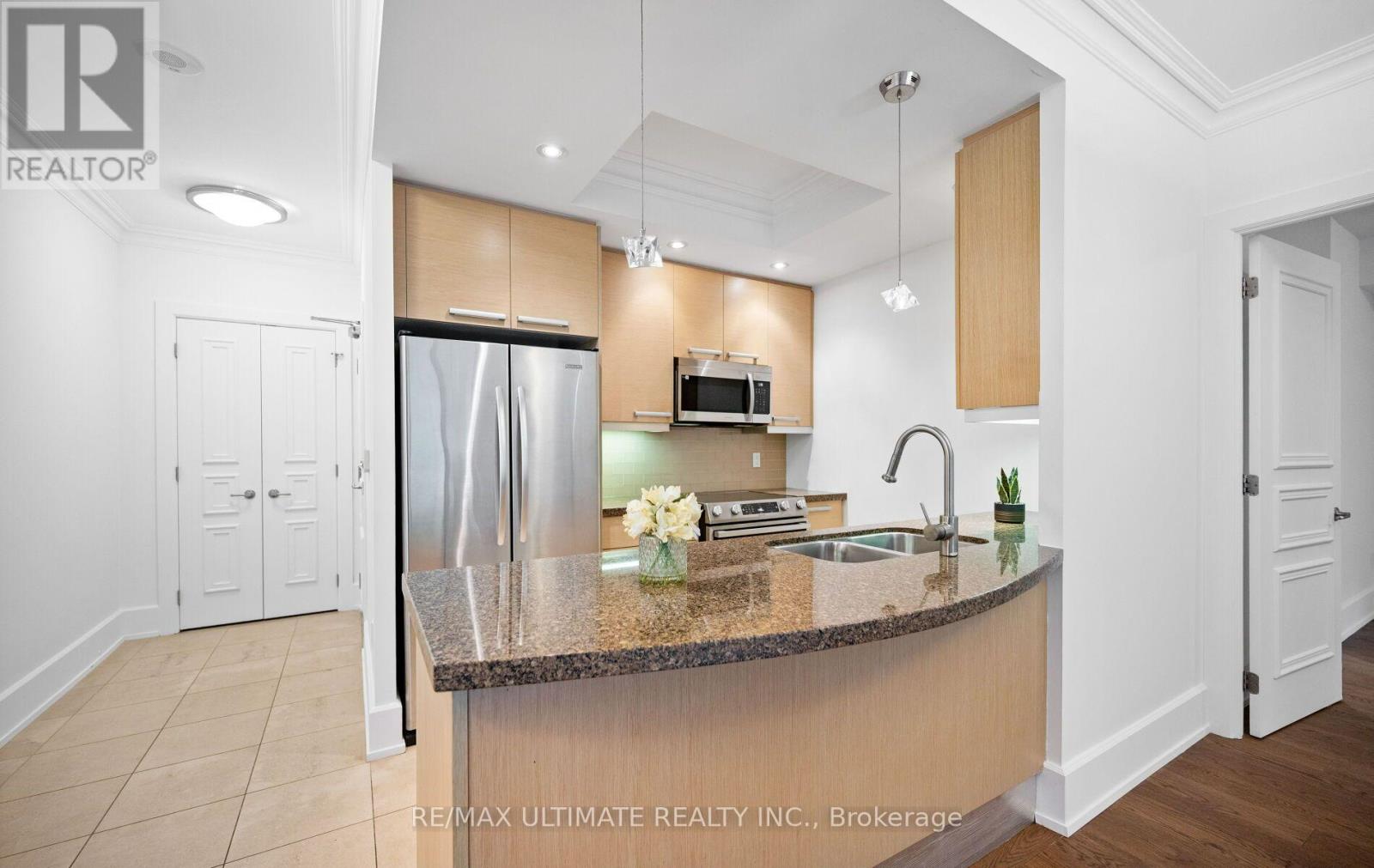 303c - 662 Sheppard Avenue Property Photo 11