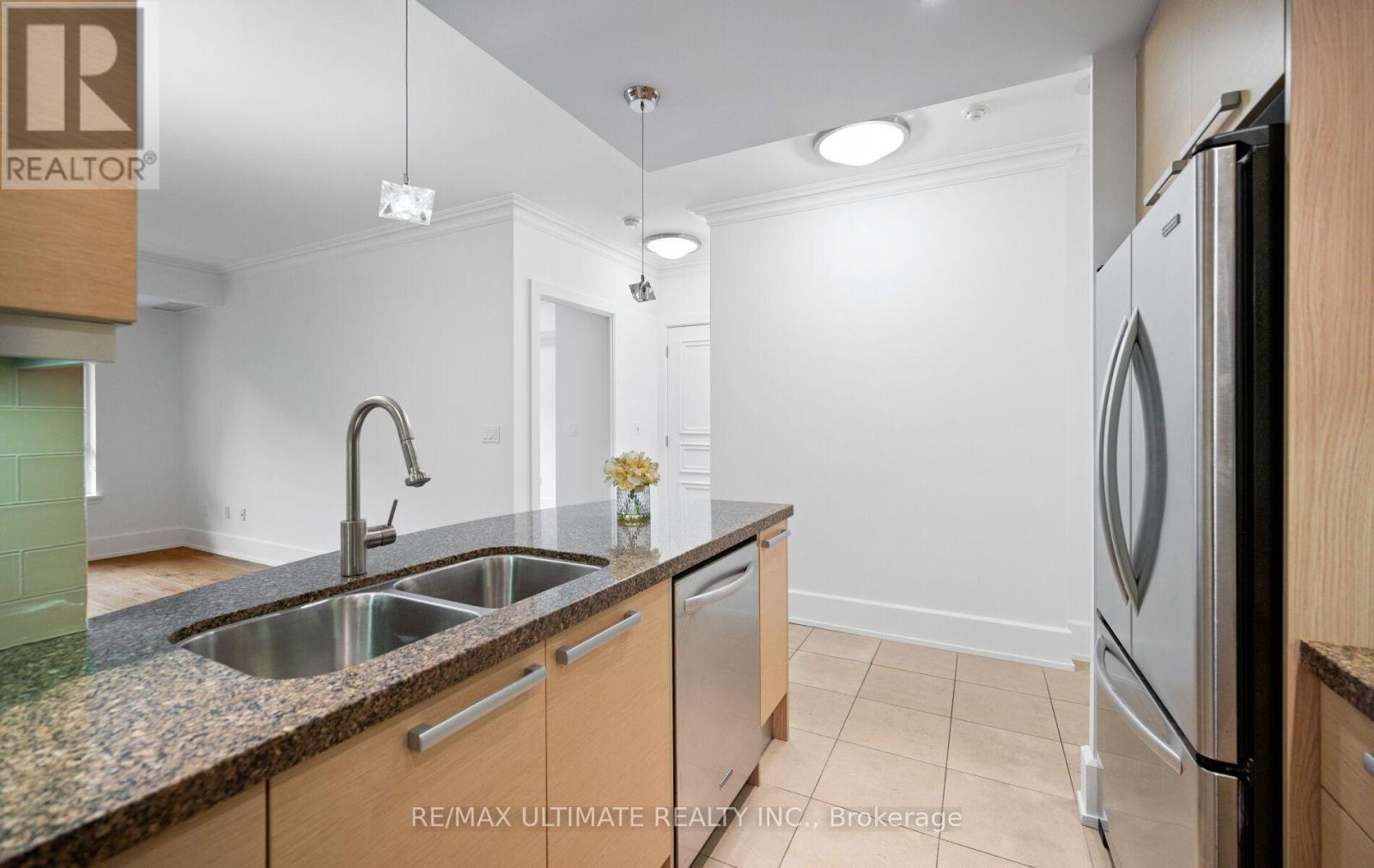 303c - 662 Sheppard Avenue Property Photo 13