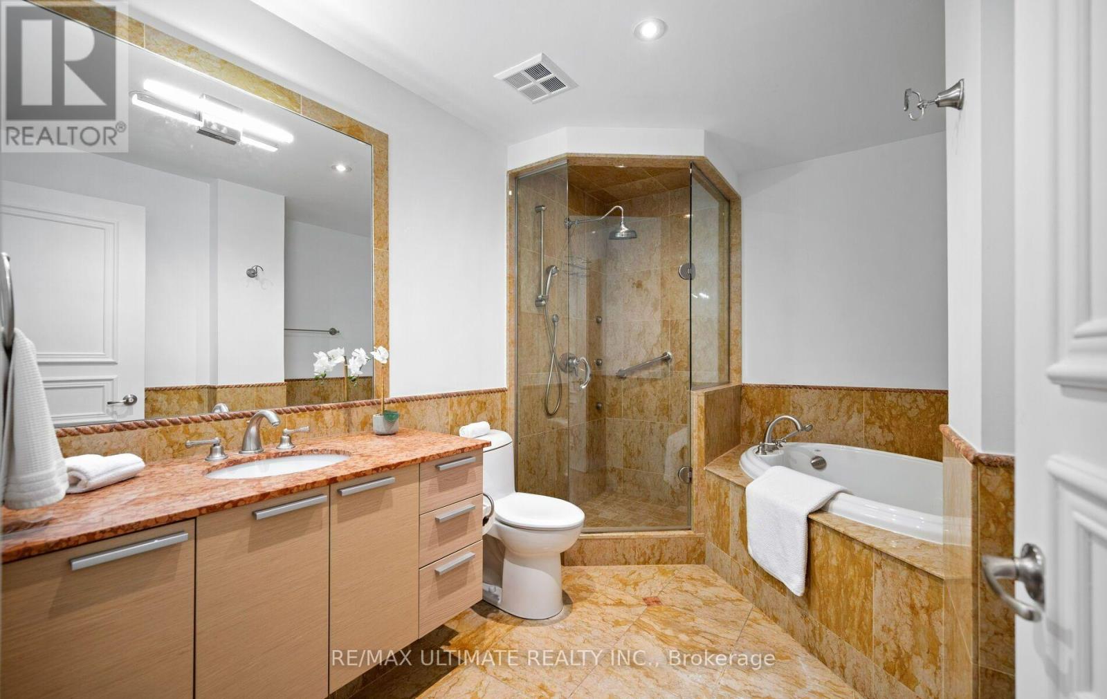 303c - 662 Sheppard Avenue Property Photo 19