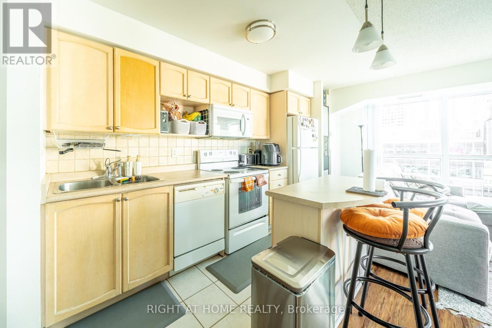 1405 - 18 Yonge Street Property Photo 4
