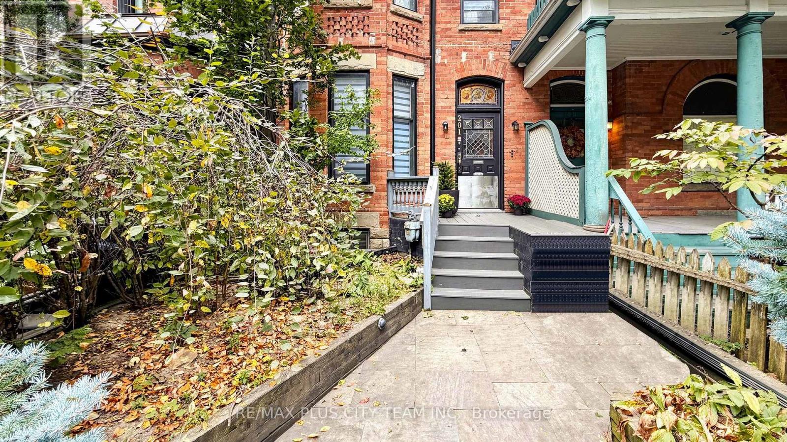 201 Seaton Street Property Photo 2