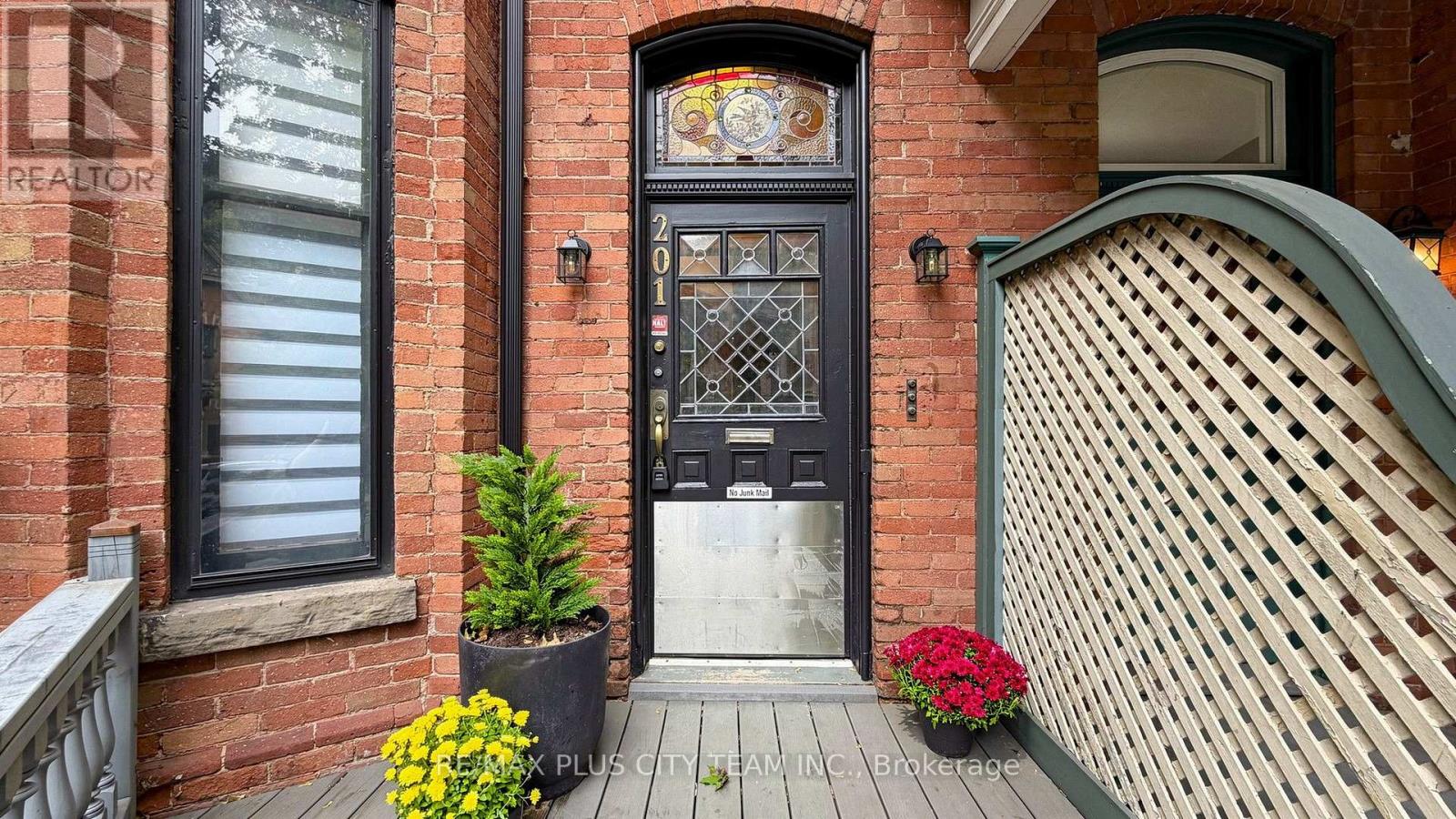 201 Seaton Street Property Photo 3