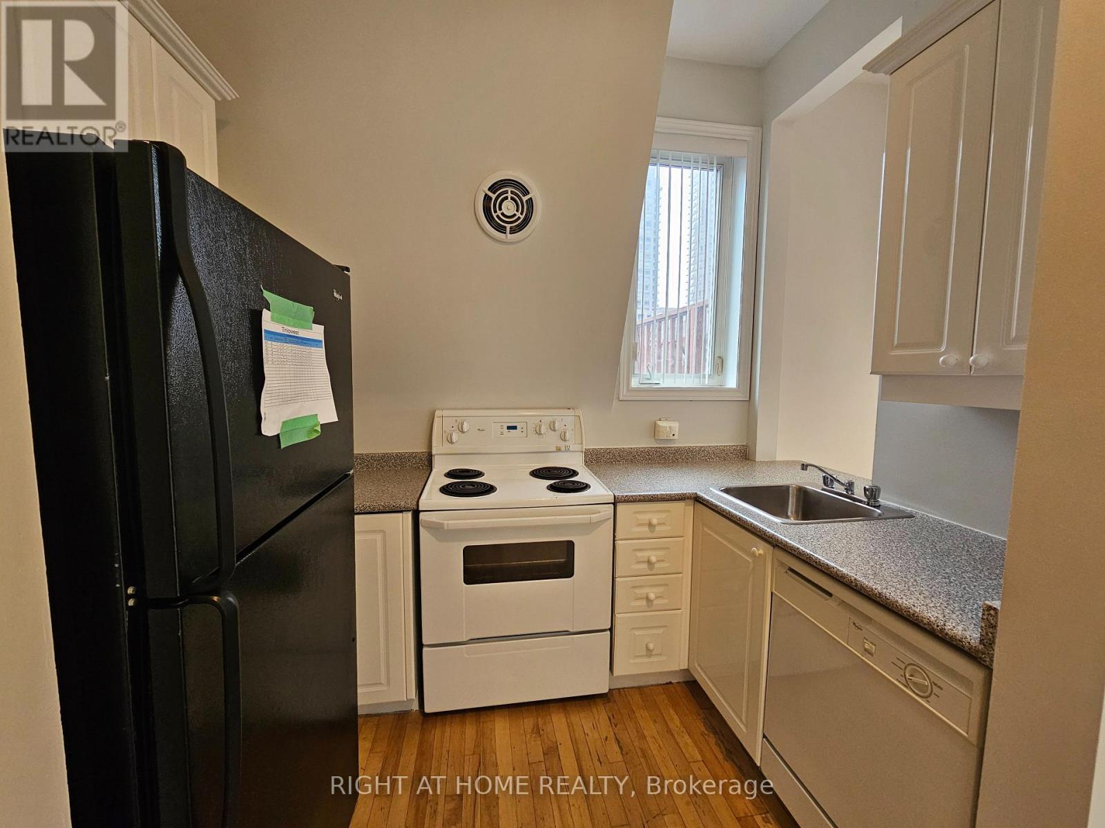 300 - 524 Yonge Street Property Photo 4