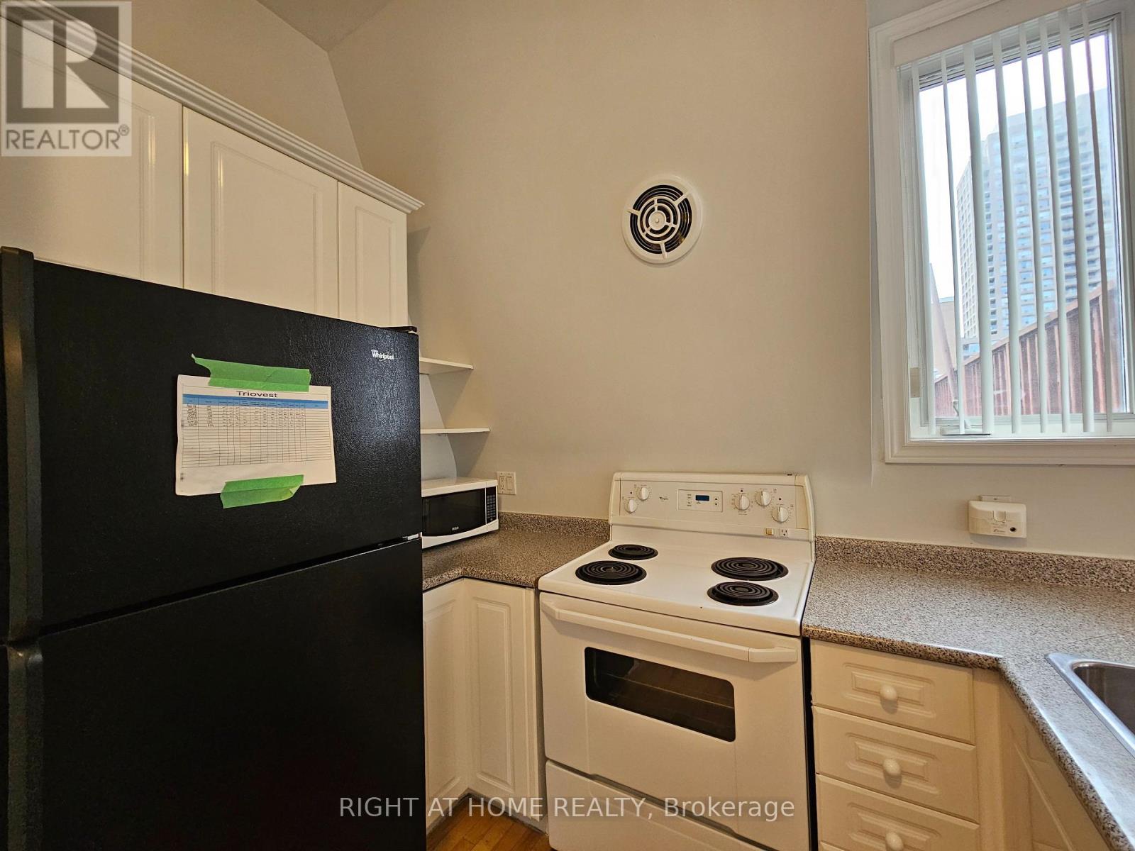 300 - 524 Yonge Street Property Photo 5