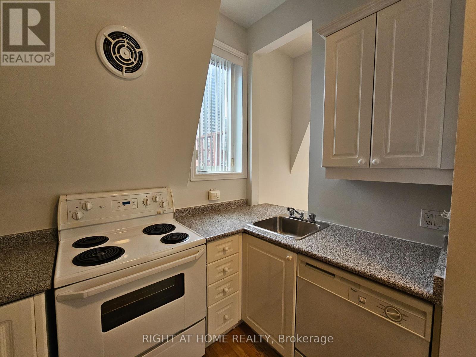 300 - 524 Yonge Street Property Photo 6