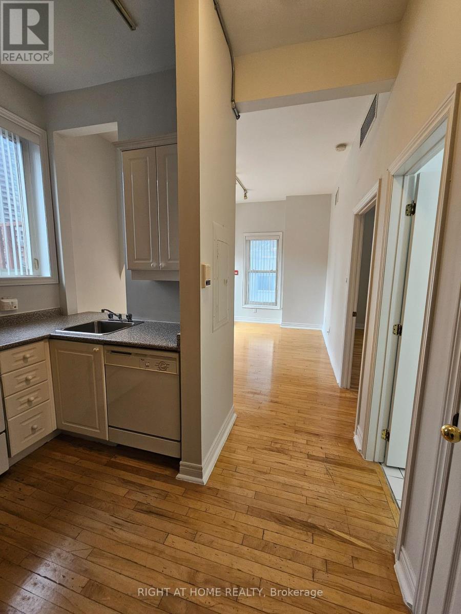 300 - 524 Yonge Street Property Photo 7