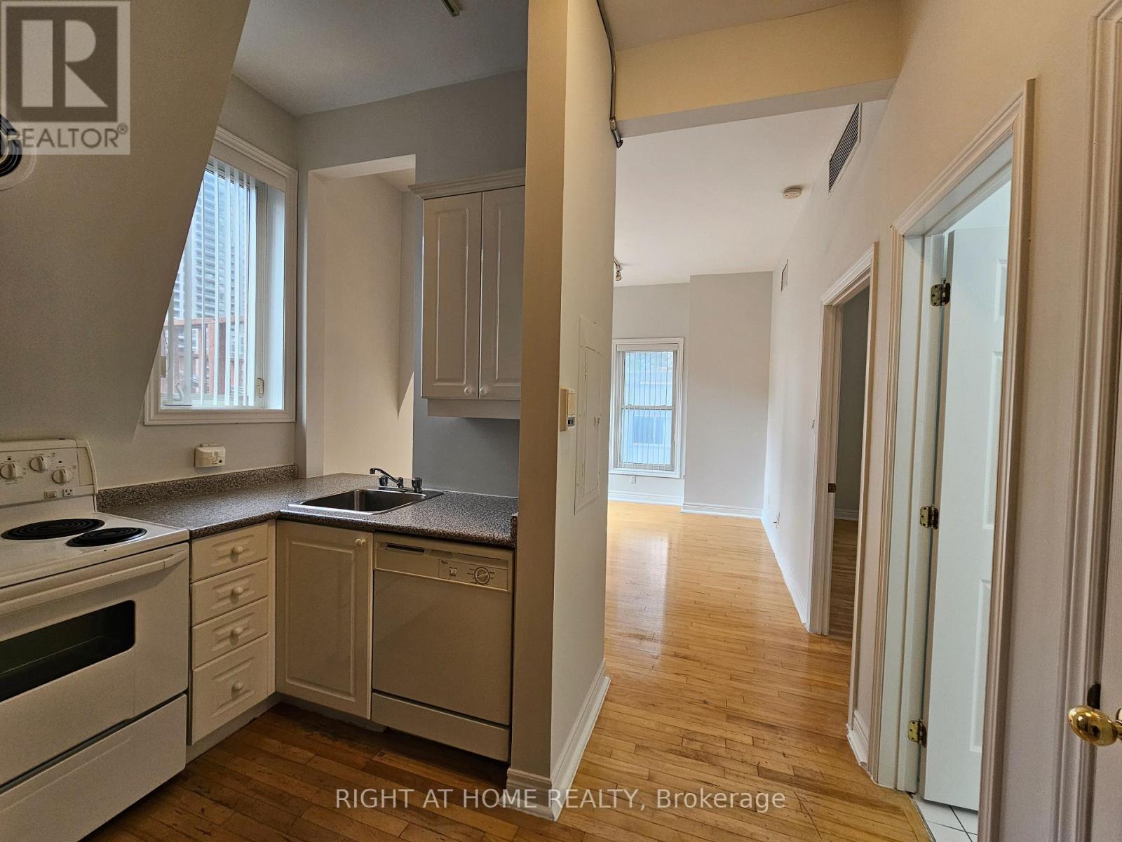 300 - 524 Yonge Street Property Photo 8