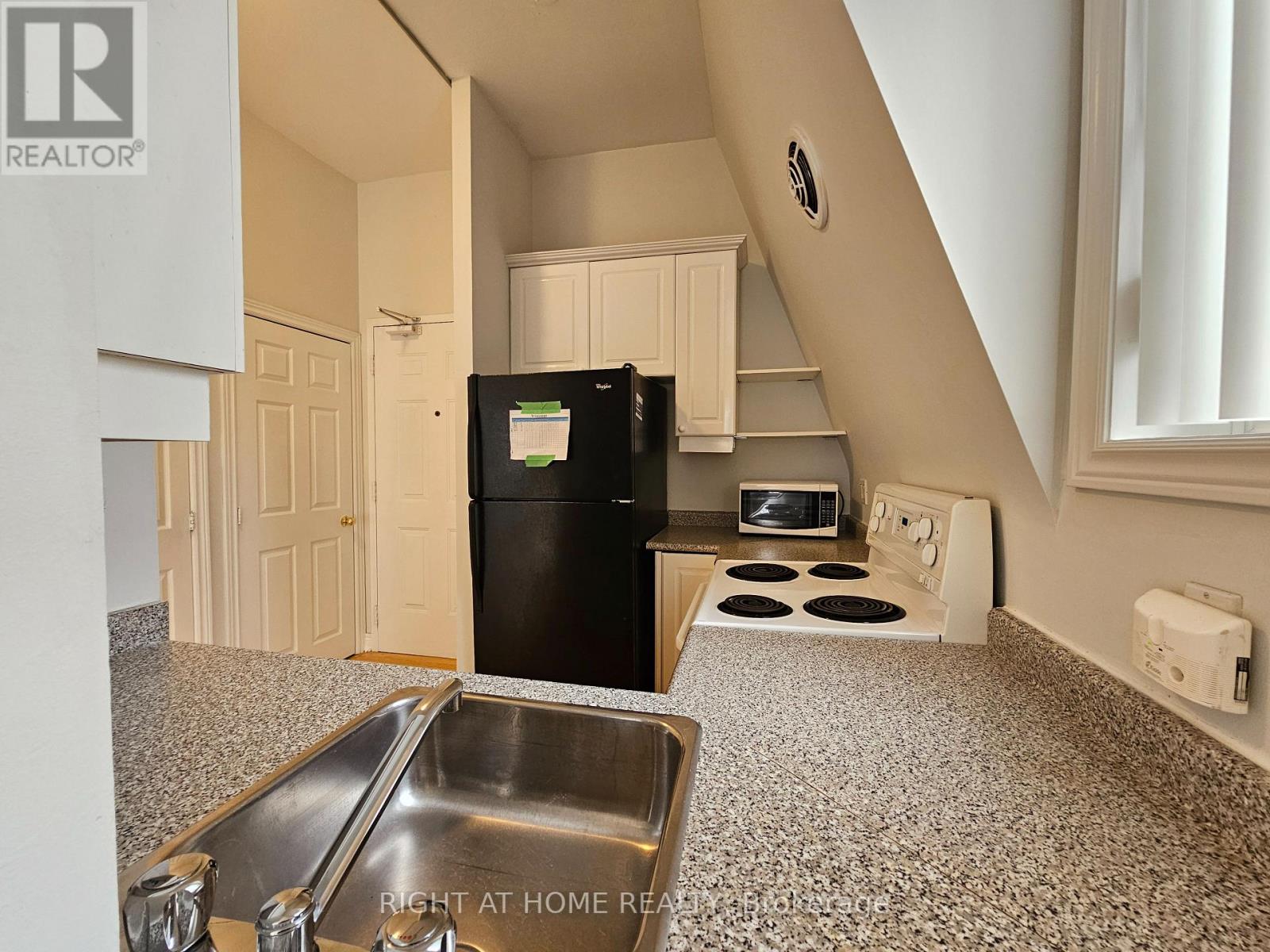 300 - 524 Yonge Street Property Photo 10
