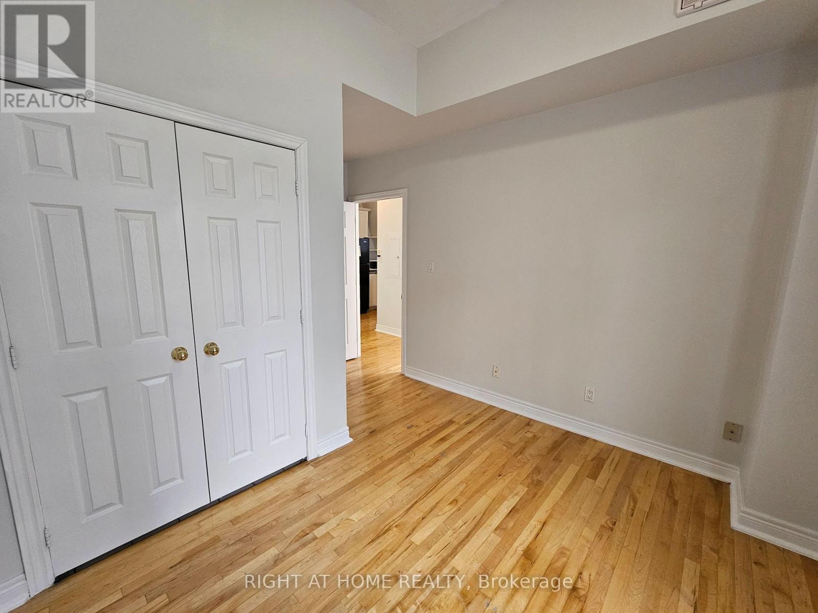 300 - 524 Yonge Street Property Photo 14