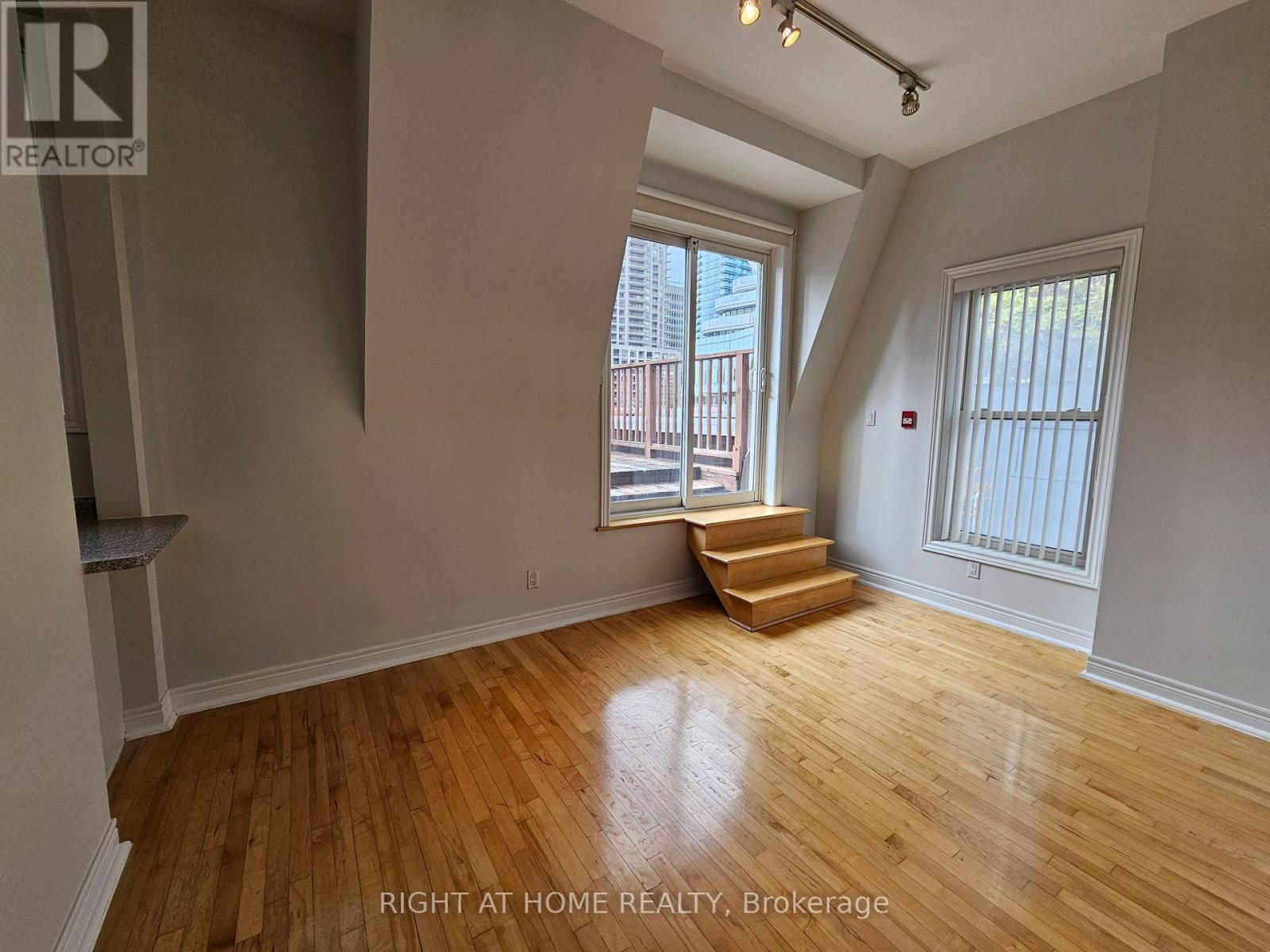 300 - 524 Yonge Street Property Photo 15