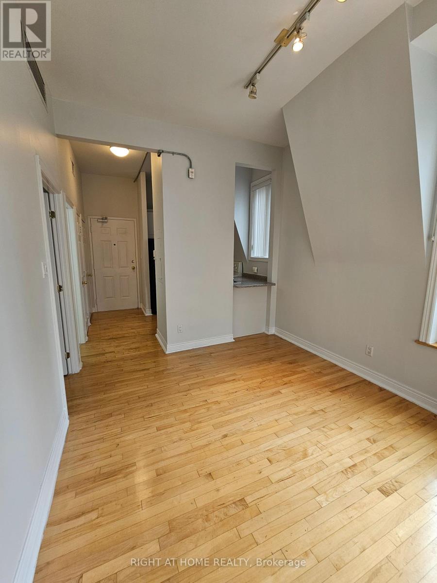 300 - 524 Yonge Street Property Photo 17
