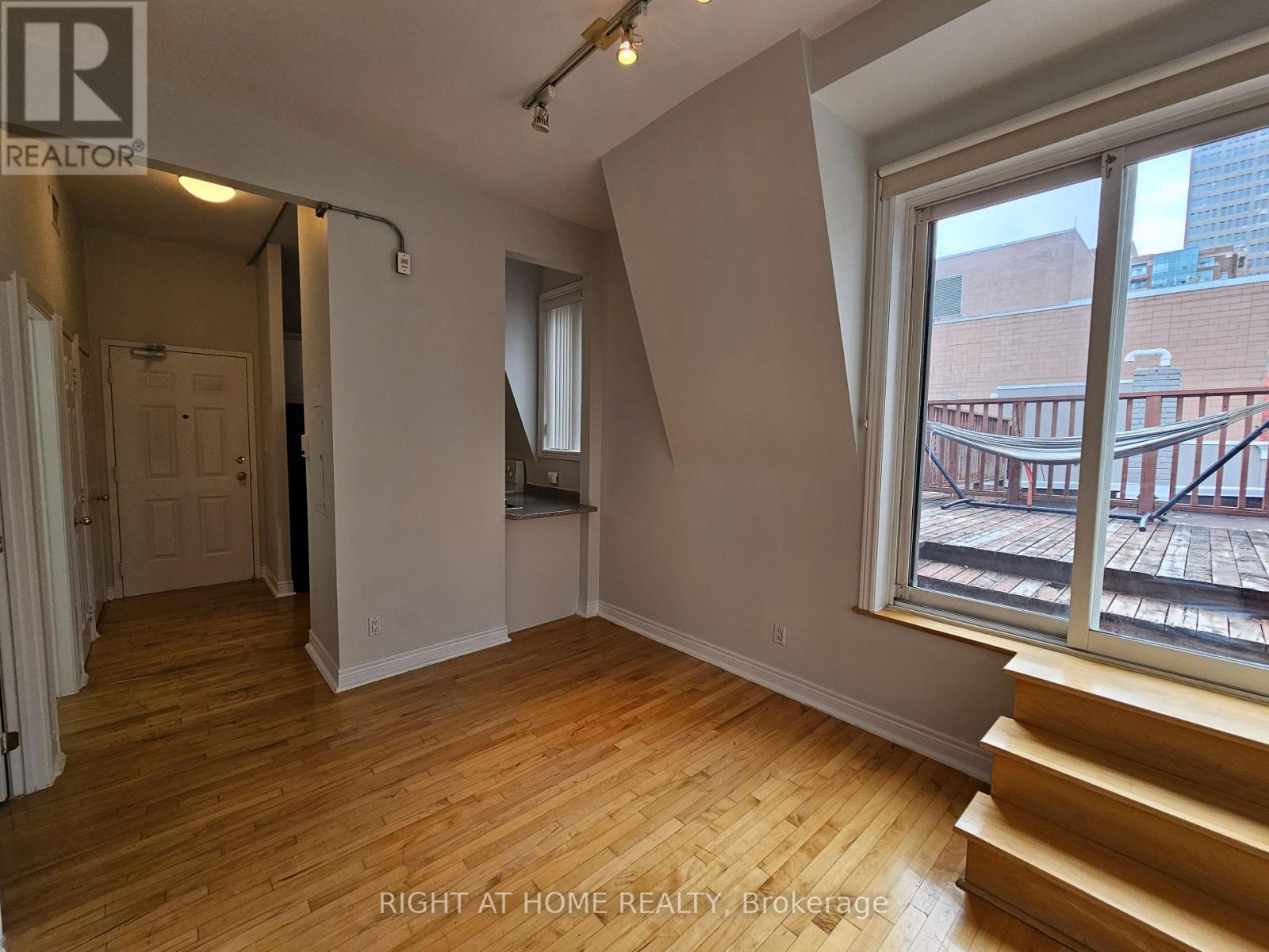 300 - 524 Yonge Street Property Photo 18