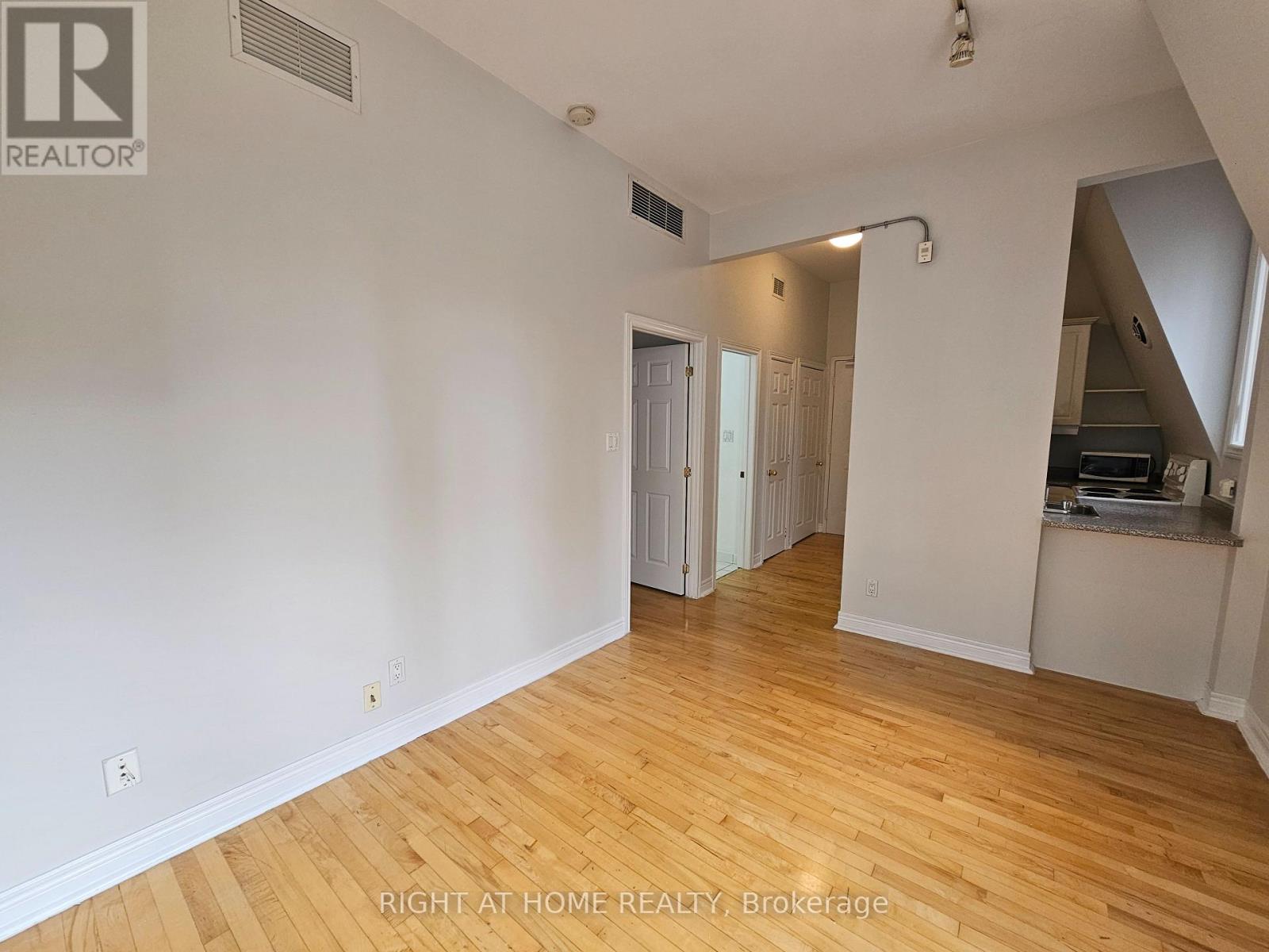 300 - 524 Yonge Street Property Photo 19