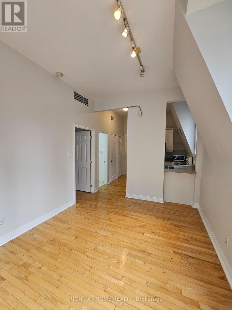 300 - 524 Yonge Street Property Photo 21