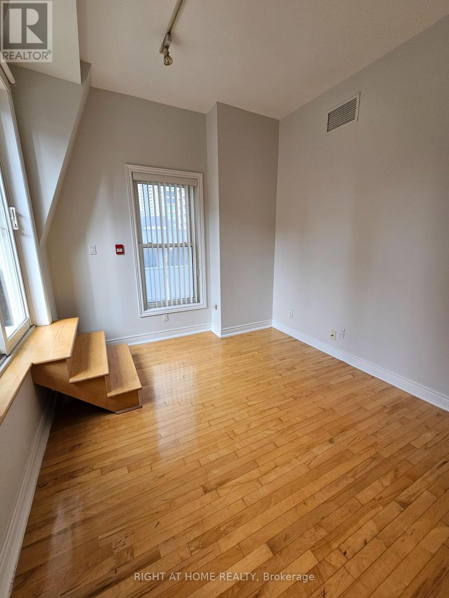300 - 524 Yonge Street Property Photo 22