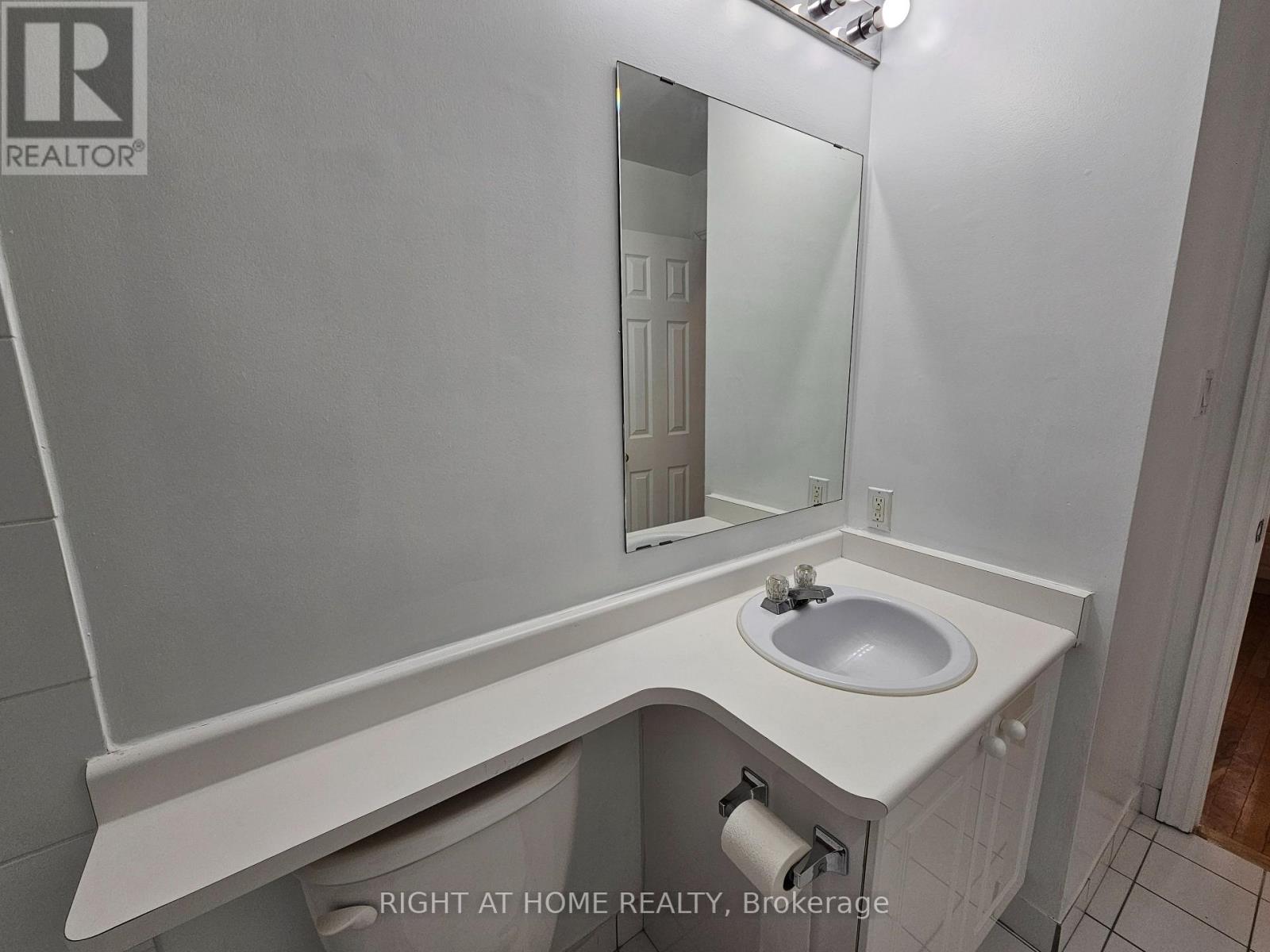 300 - 524 Yonge Street Property Photo 25