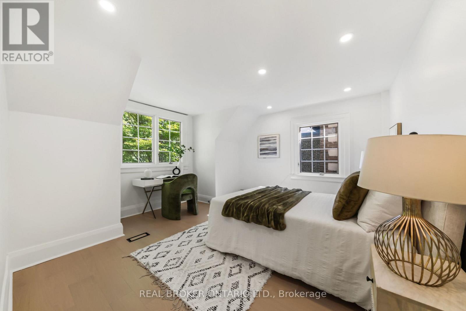 69 Chaplin Crescent Property Photo 34