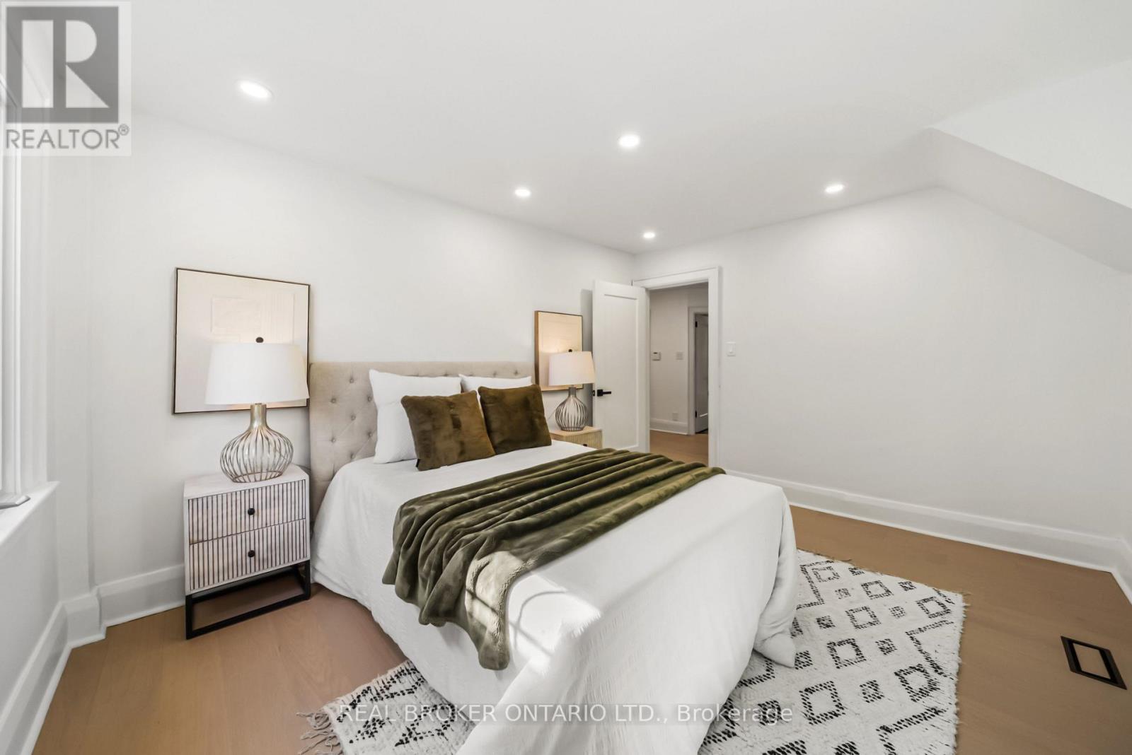69 Chaplin Crescent Property Photo 35