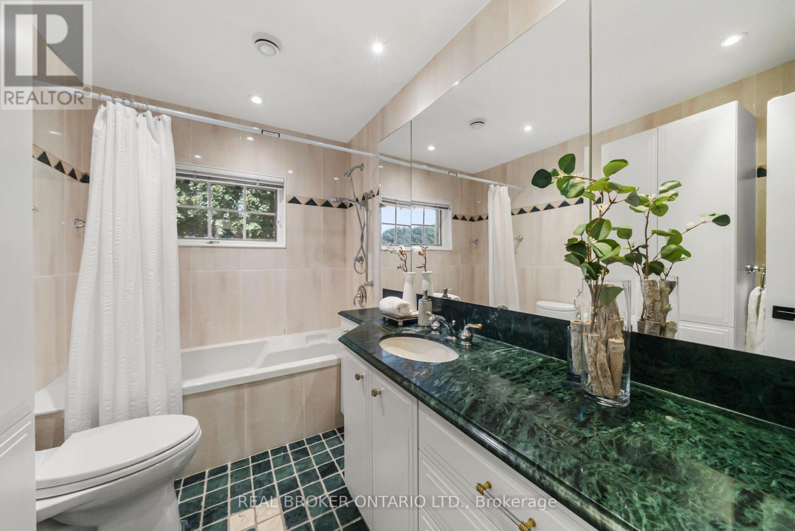 69 Chaplin Crescent Property Photo 37