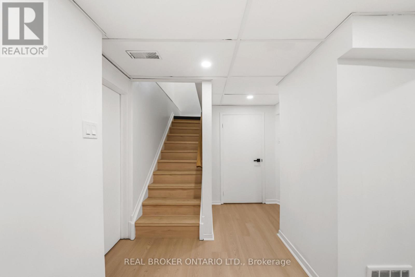 69 Chaplin Crescent Property Photo 40