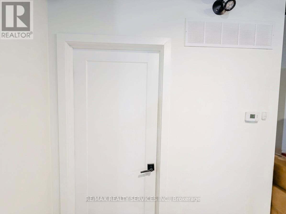 201 Dundas Street E Property Photo 15