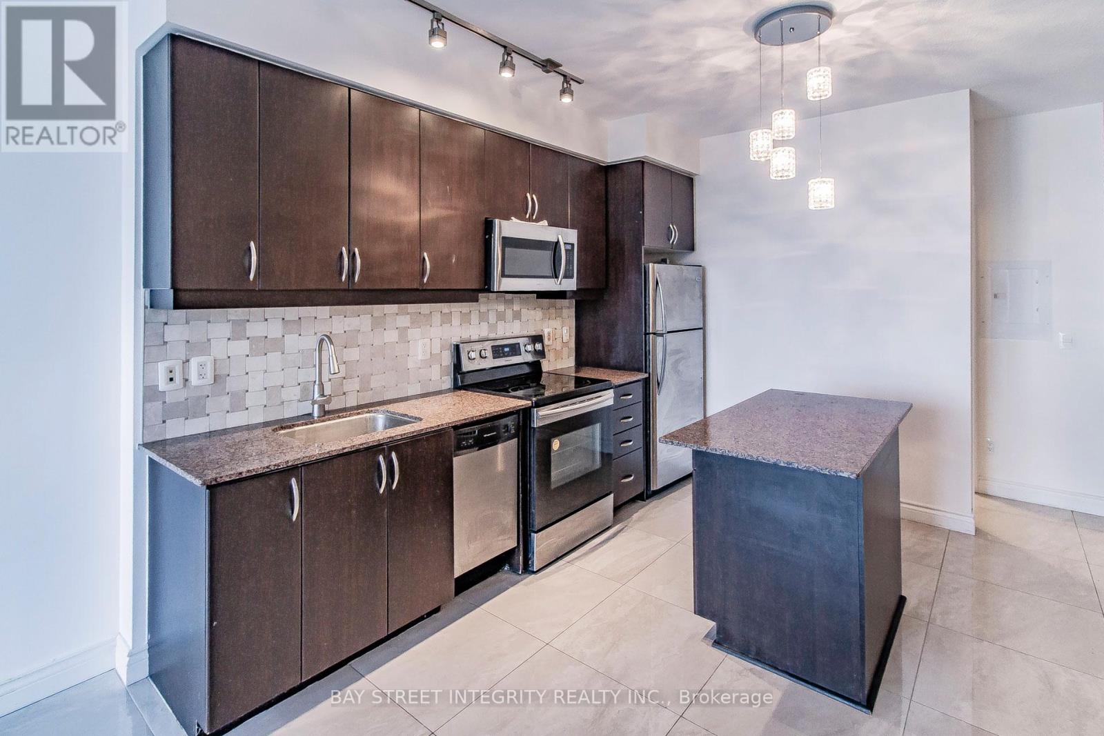 813 - 2885 Bayview Avenue Property Photo 2