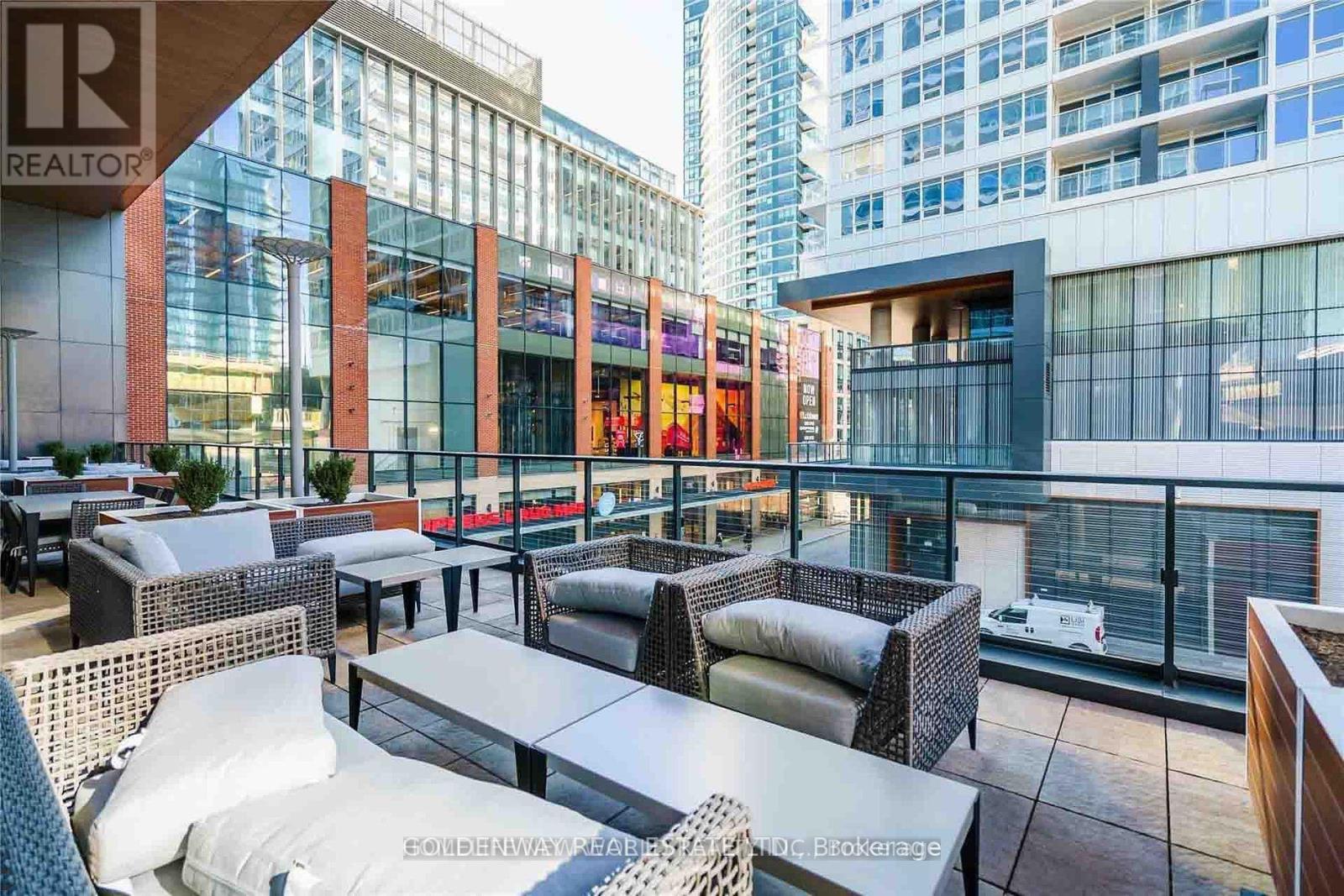 909 - 17 Bathurst Street Property Photo 4