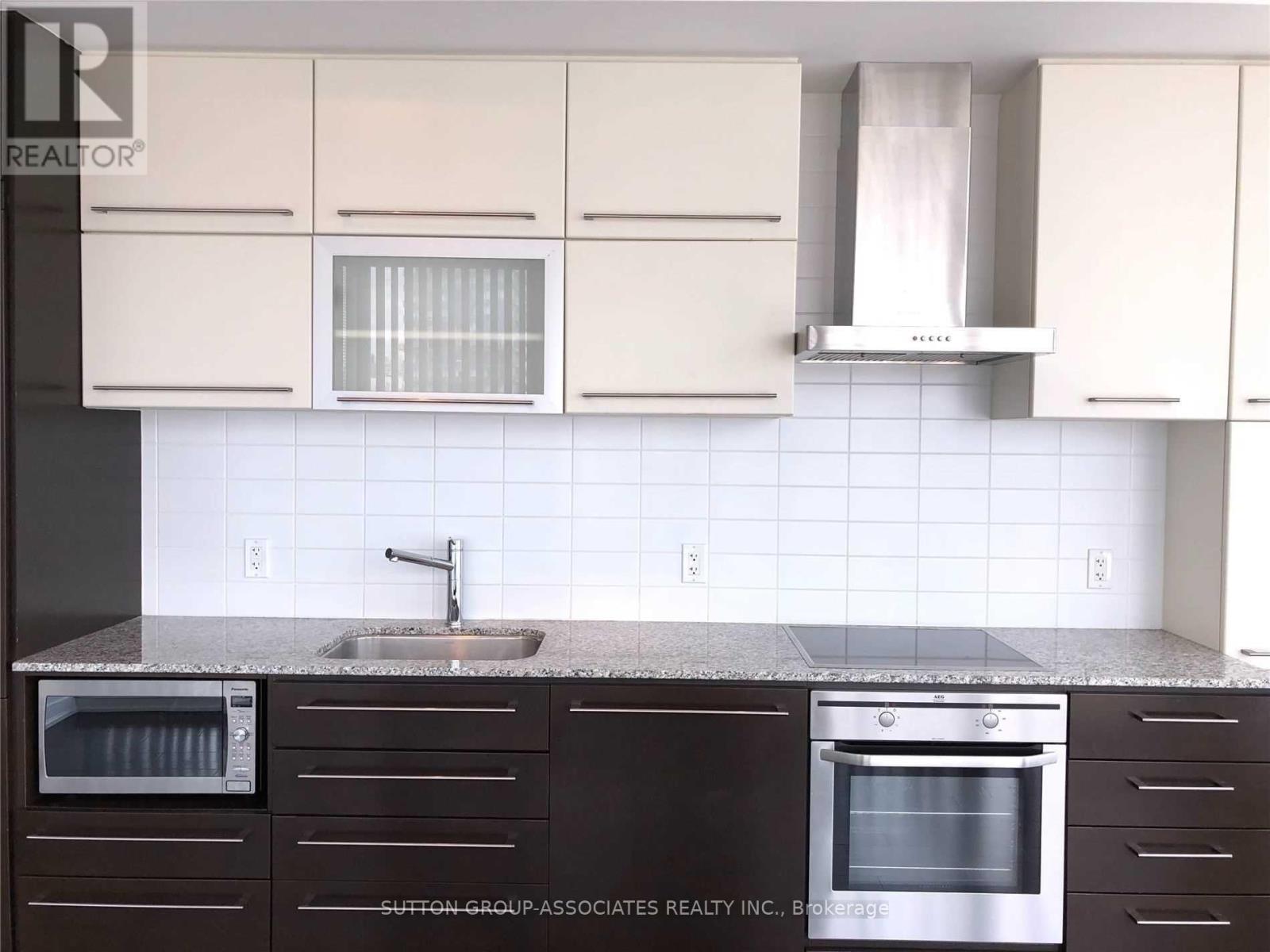 2411 - 770 Bay Street Property Photo 4