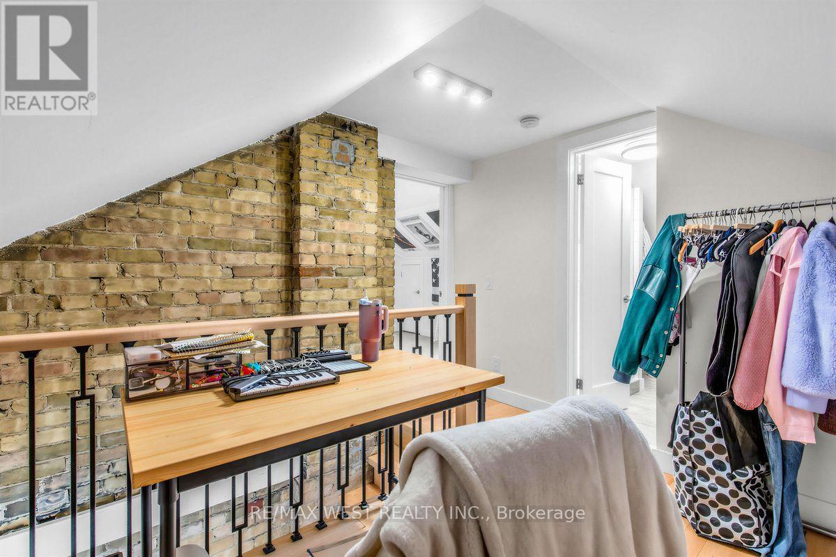 90 Oxford Street Property Photo 13