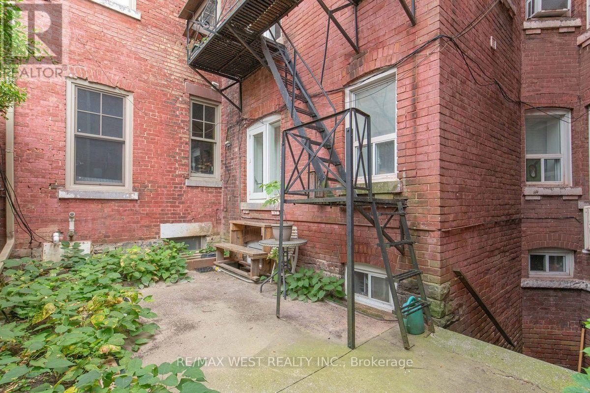 90 Oxford Street Property Photo 29