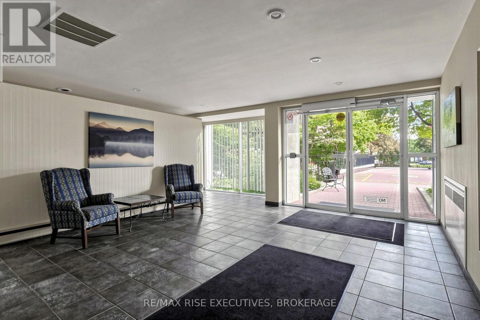 304 - 160 The Donway W Property Photo 9