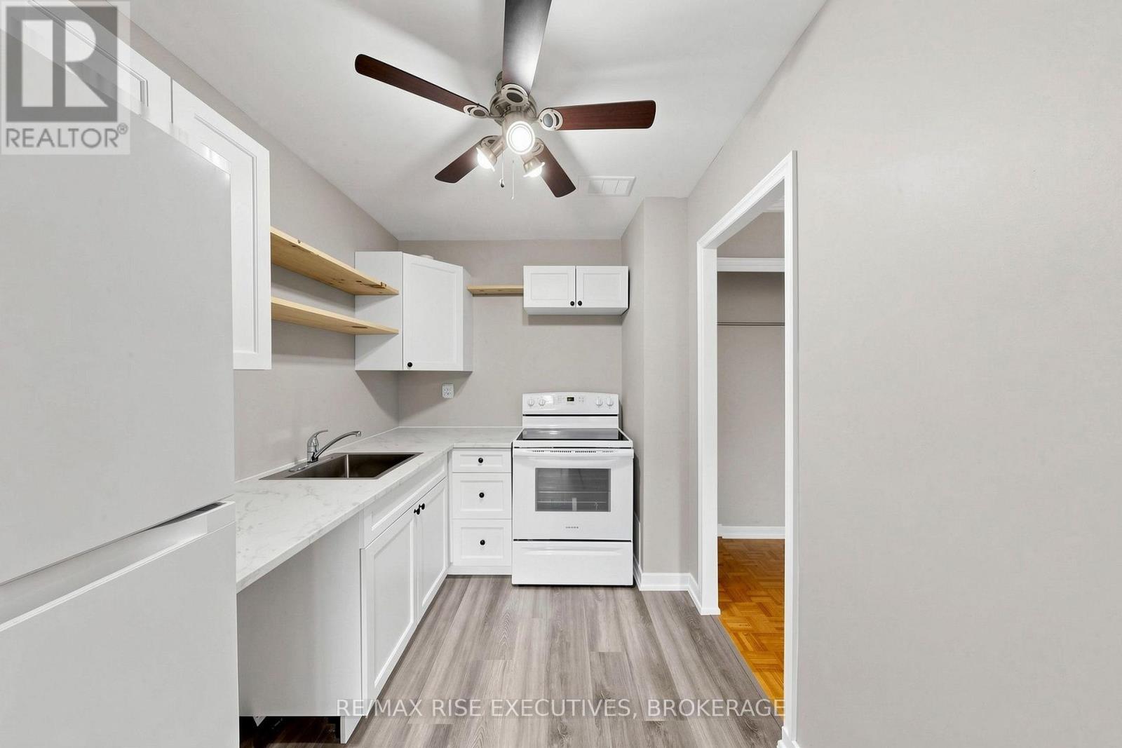 304 - 160 The Donway W Property Photo 18