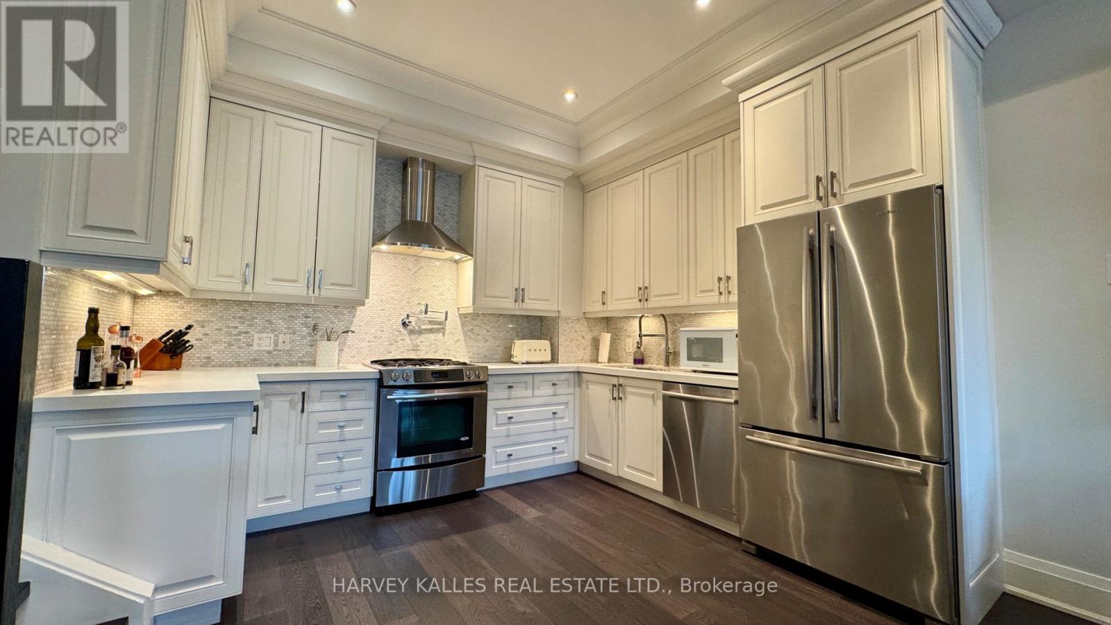 1042 Avenue Road Property Photo 6