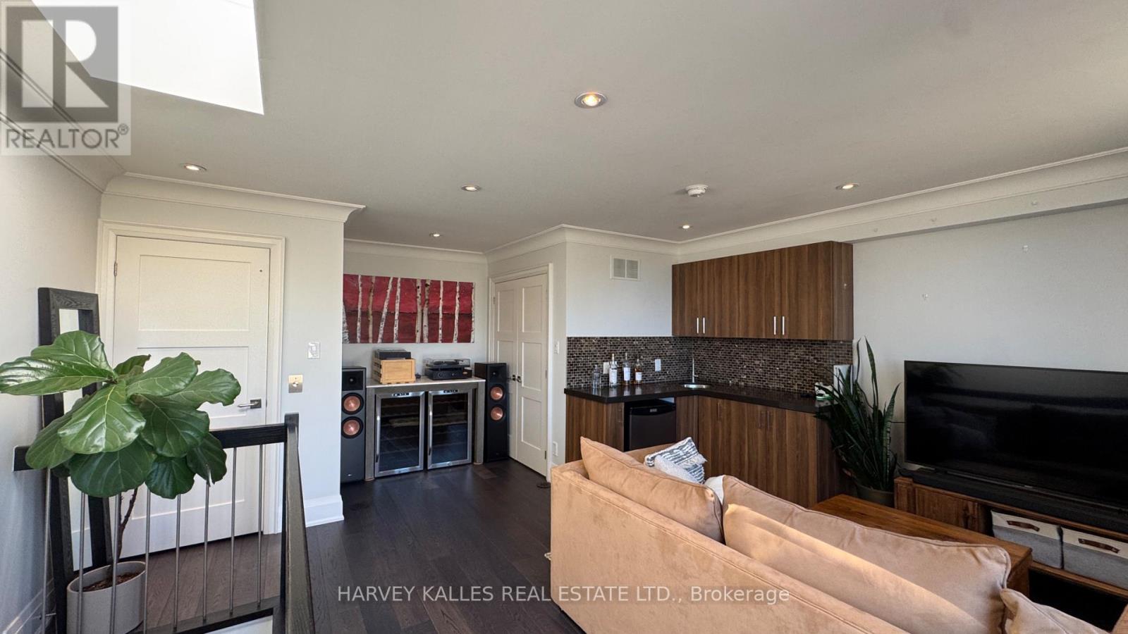 1042 Avenue Road Property Photo 20