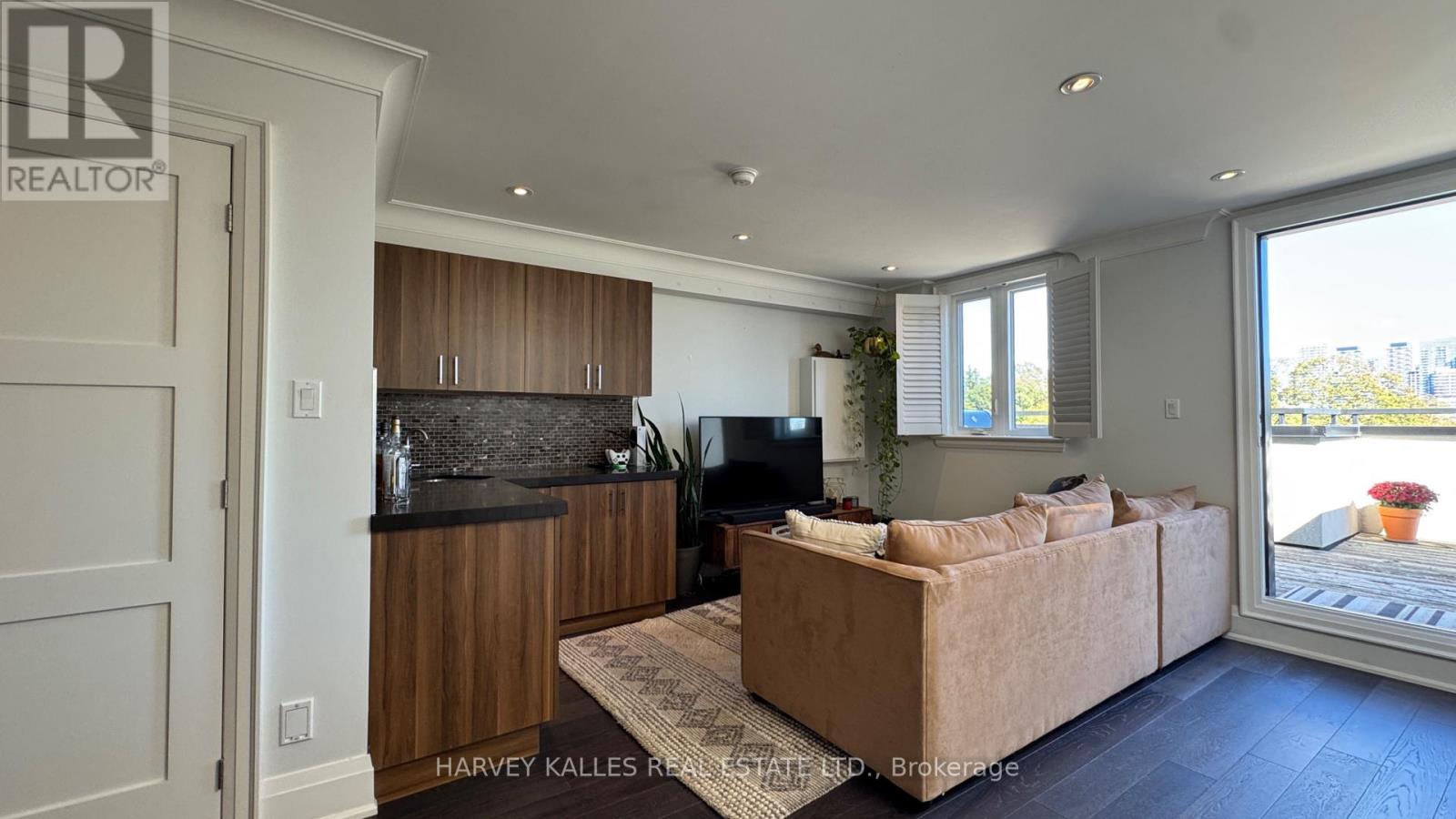 1042 Avenue Road Property Photo 23
