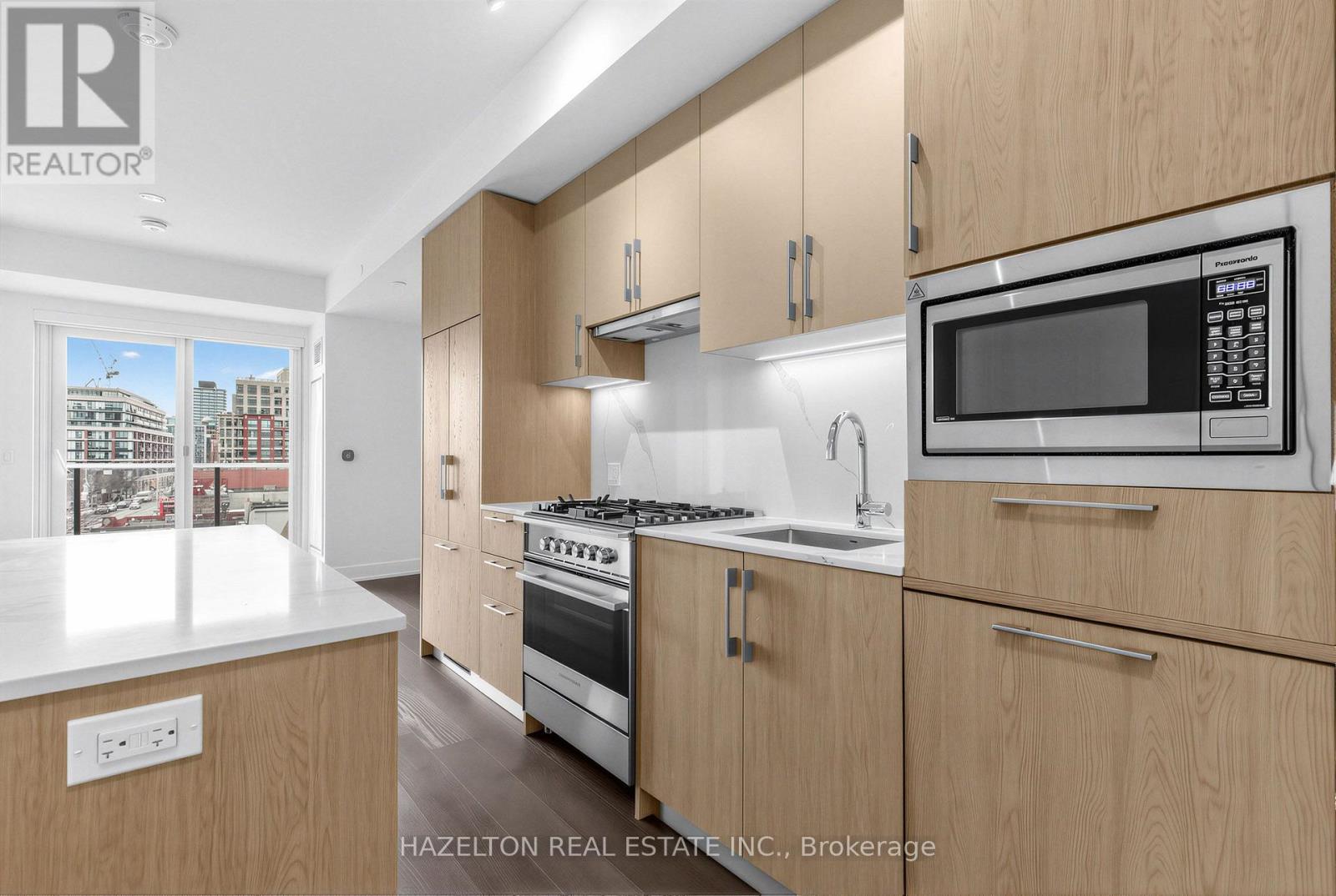 711 - 8 MANOR ROAD W Property Photo 1