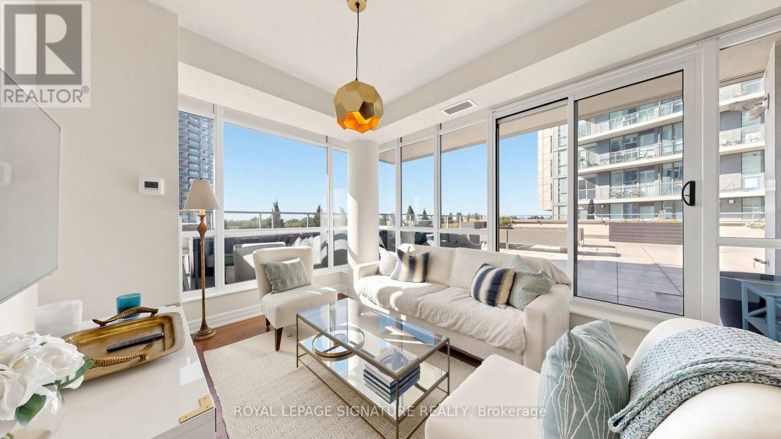 402 - 500 St Clair Avenue W Property Photo 5