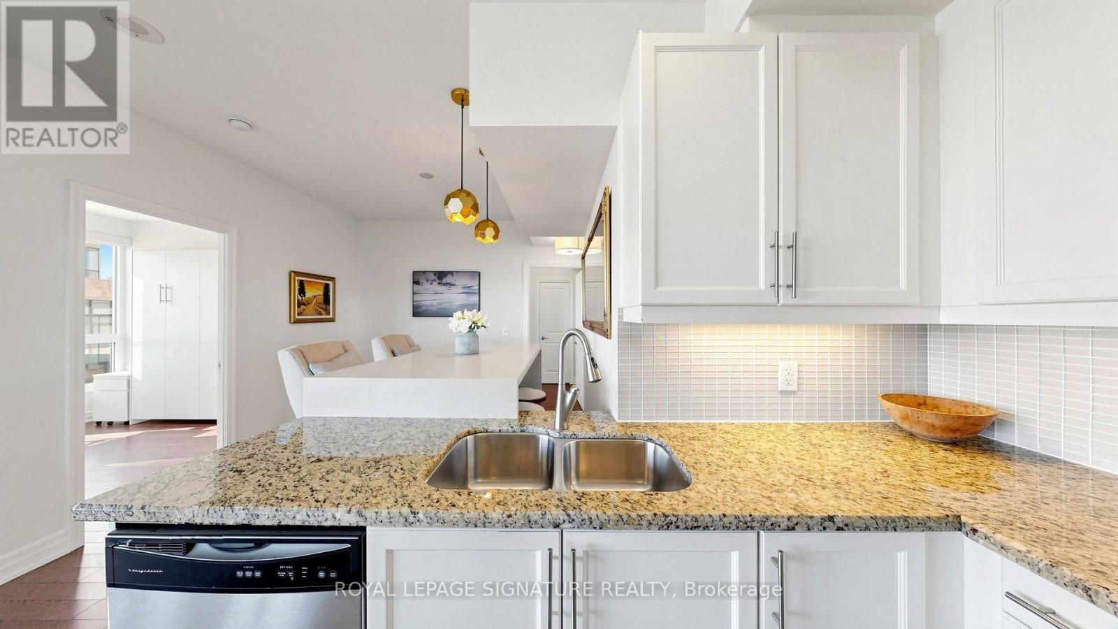 402 - 500 St Clair Avenue W Property Photo 12