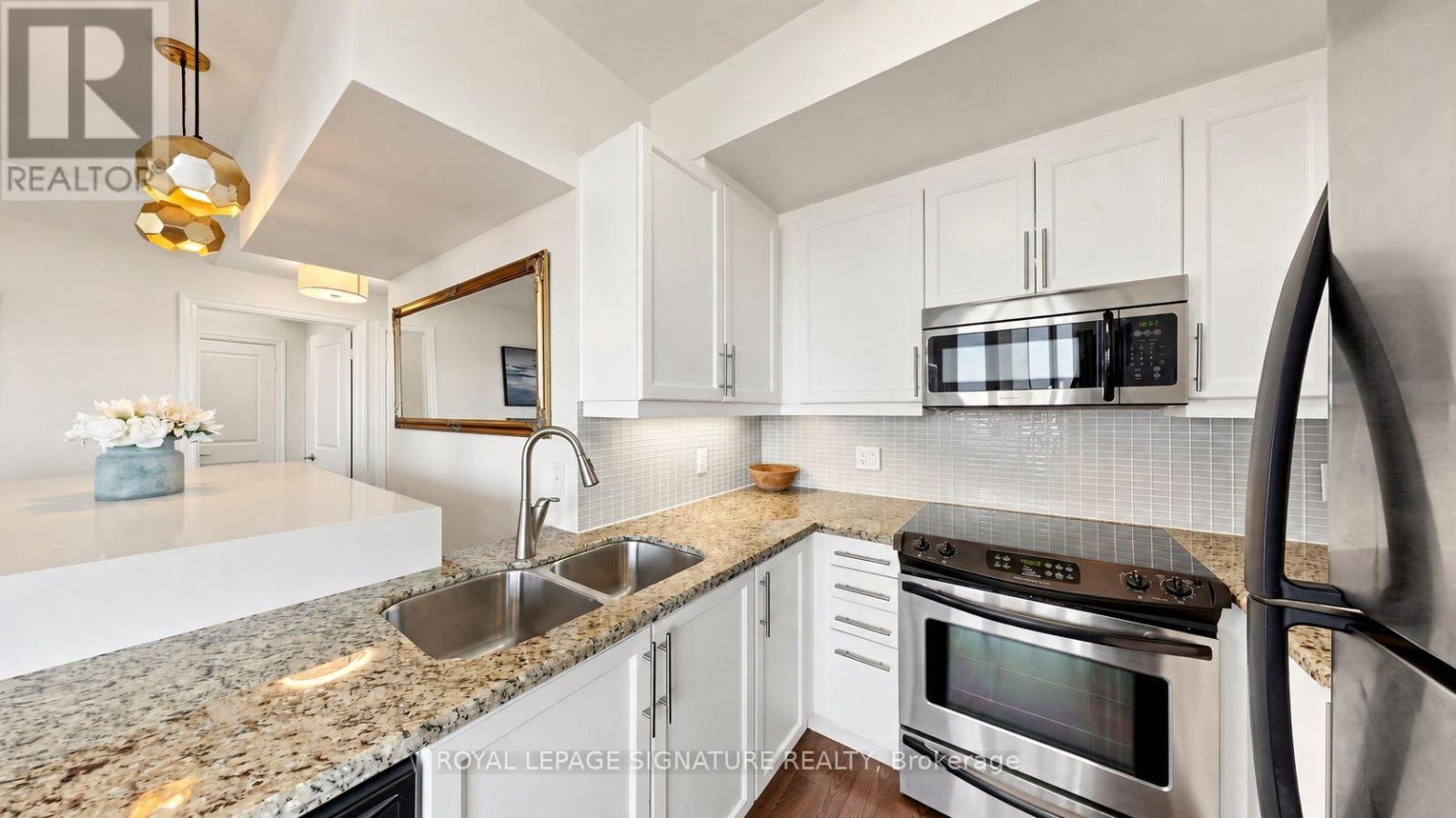 402 - 500 St Clair Avenue W Property Photo 13