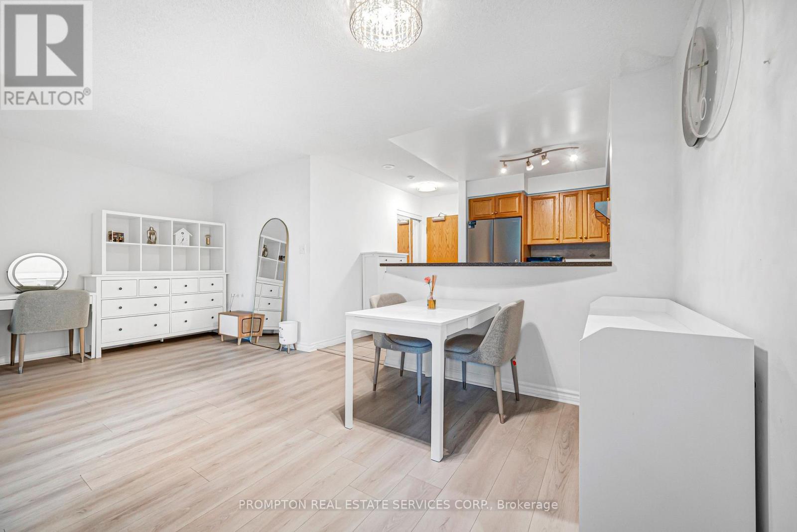 807 - 7 Lorraine Drive Property Photo 6