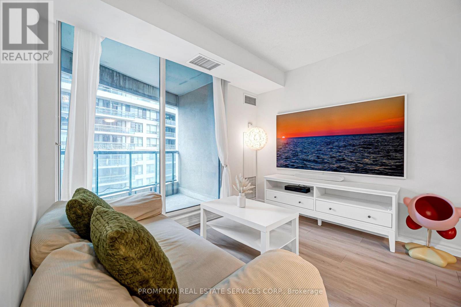 807 - 7 Lorraine Drive Property Photo 8