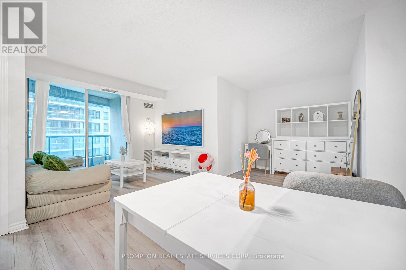 807 - 7 Lorraine Drive Property Photo 11