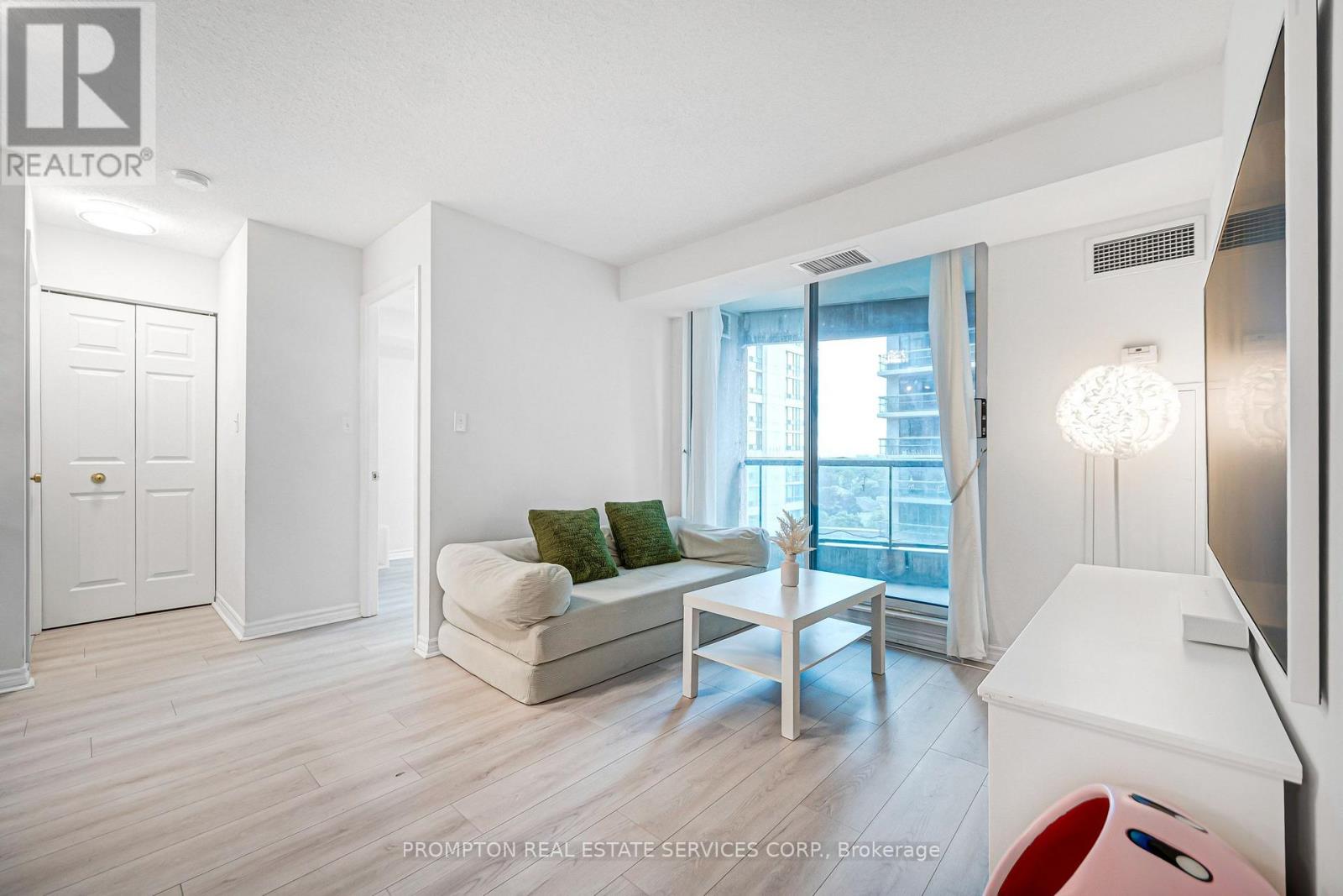 807 - 7 Lorraine Drive Property Photo 14