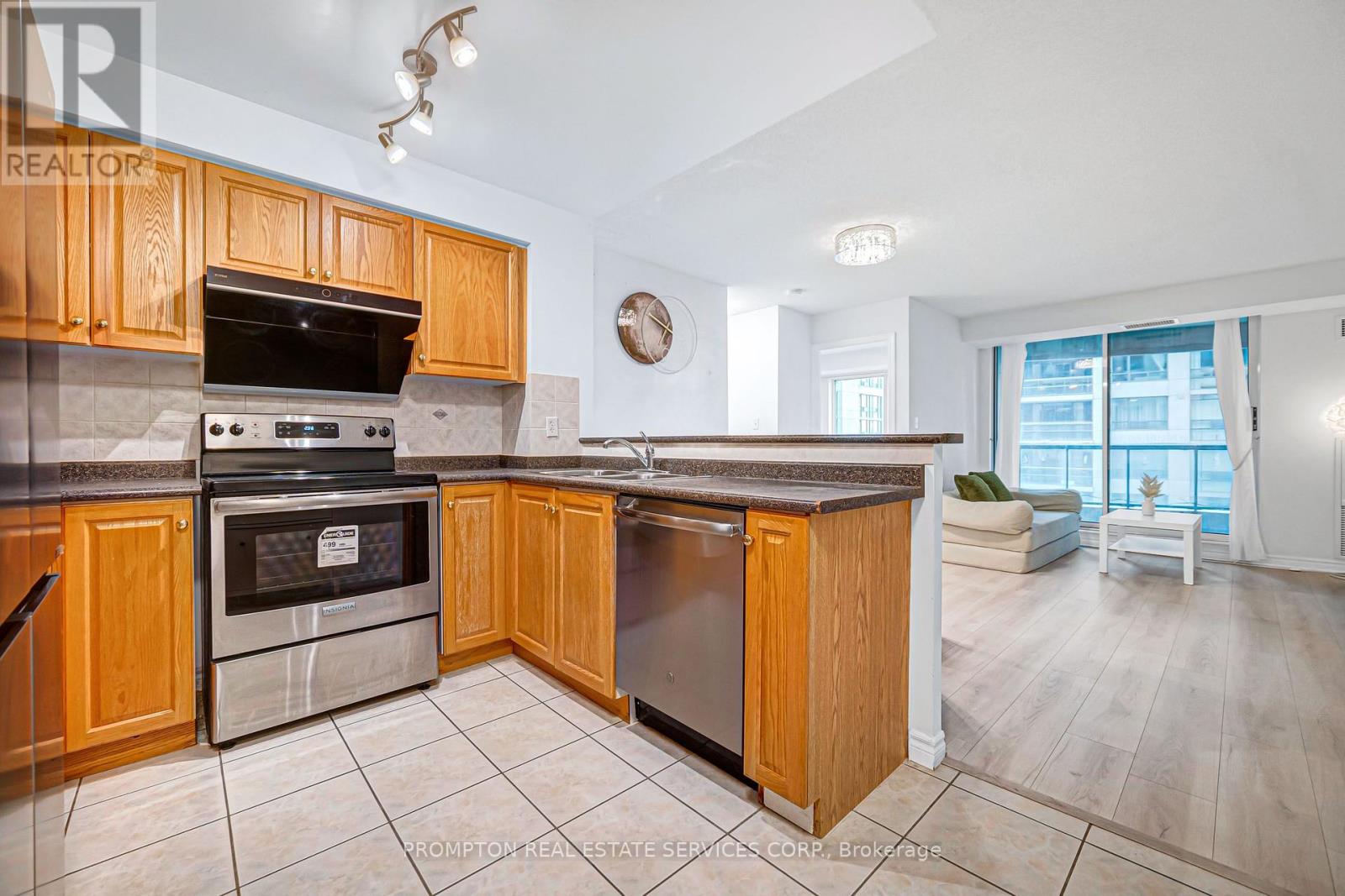 807 - 7 Lorraine Drive Property Photo 16