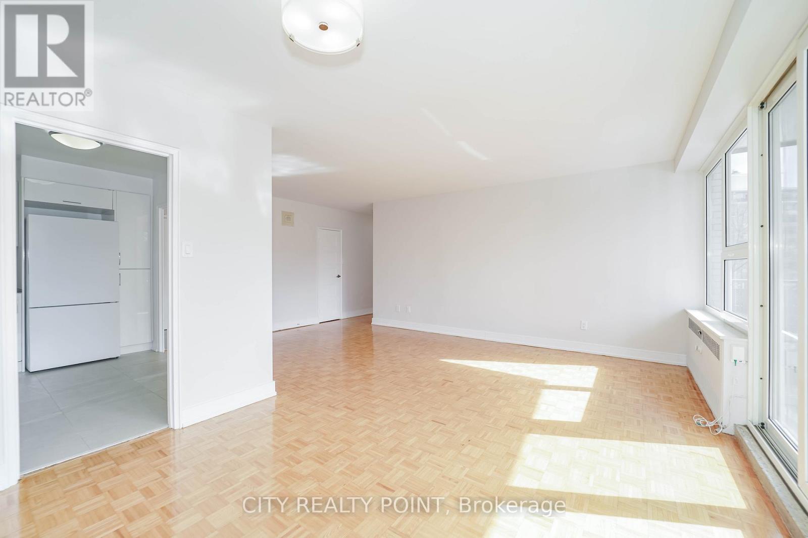 907 - 10 Shallmar Boulevard Property Photo 5