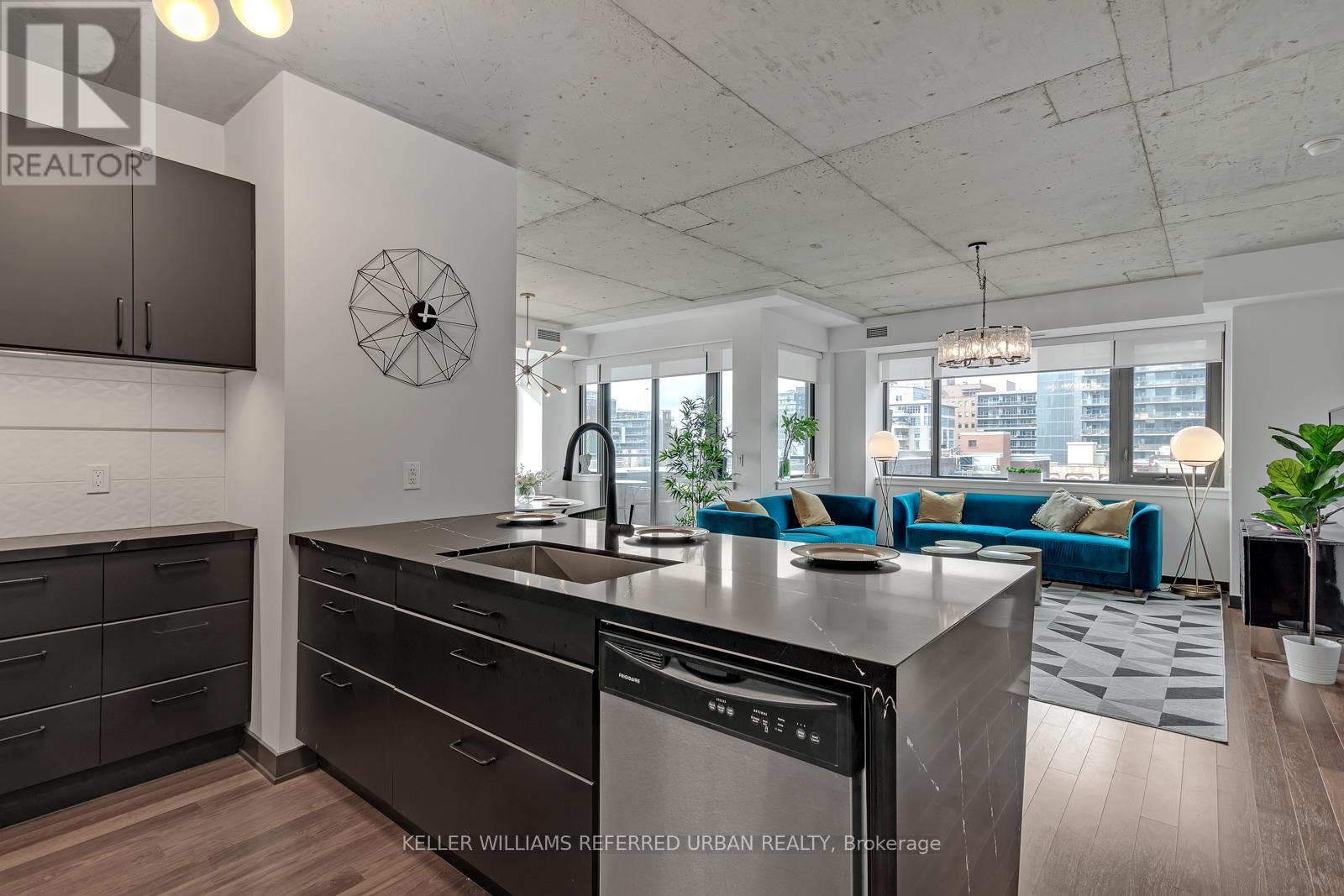 710 - 400 Wellington Street W Property Photo 3