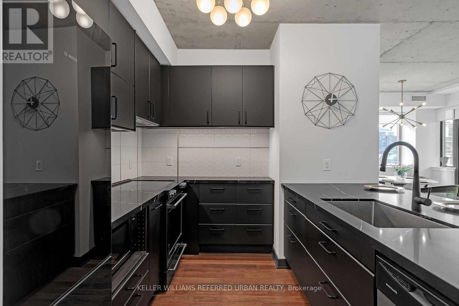 710 - 400 Wellington Street W Property Photo 4