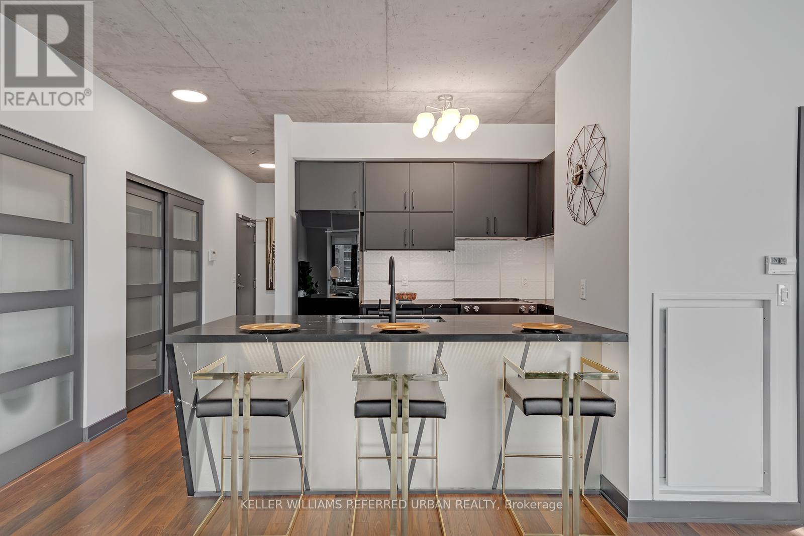 710 - 400 Wellington Street W Property Photo 8