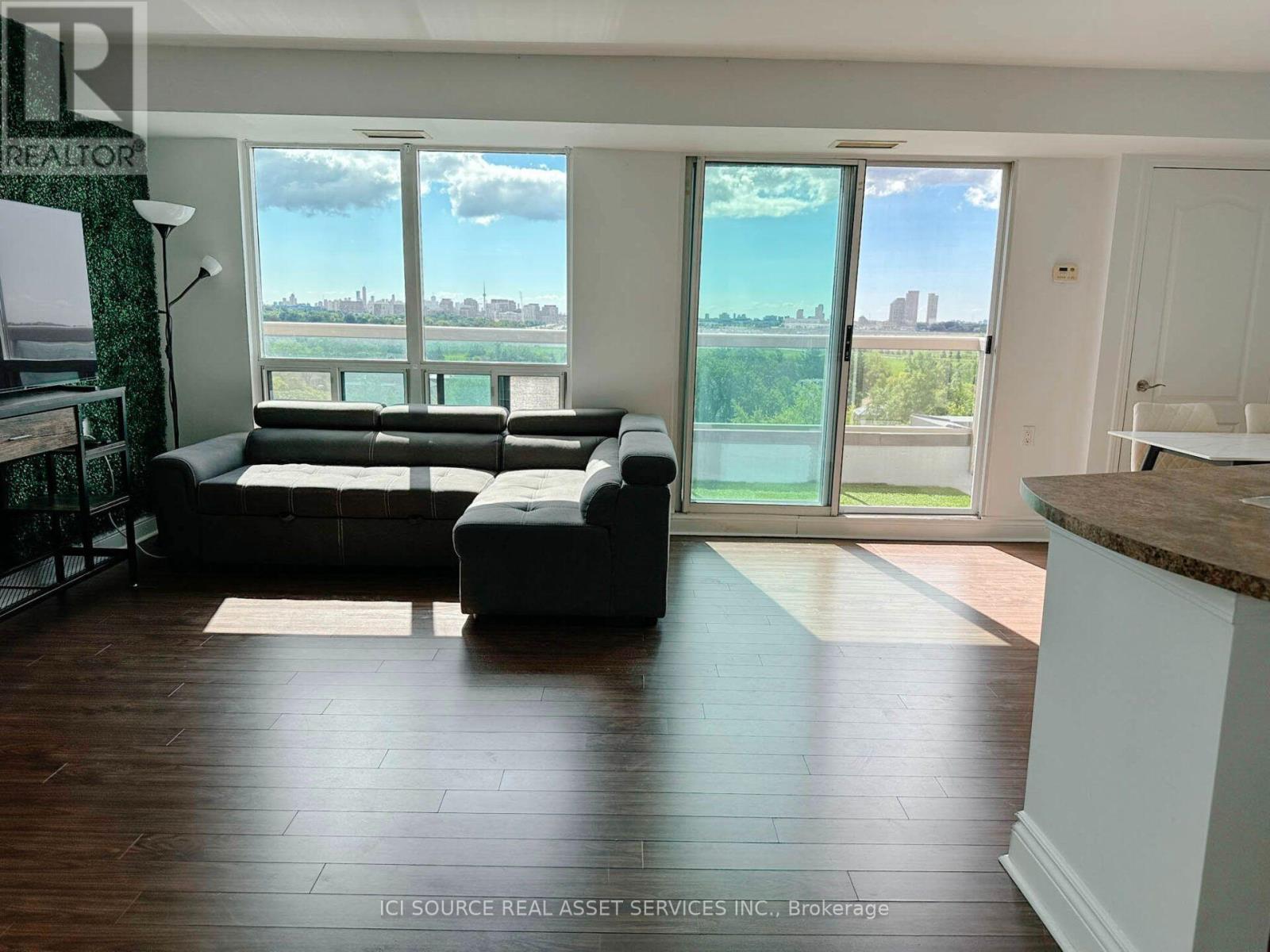 901 - 935 Sheppard Avenue W Property Photo 3